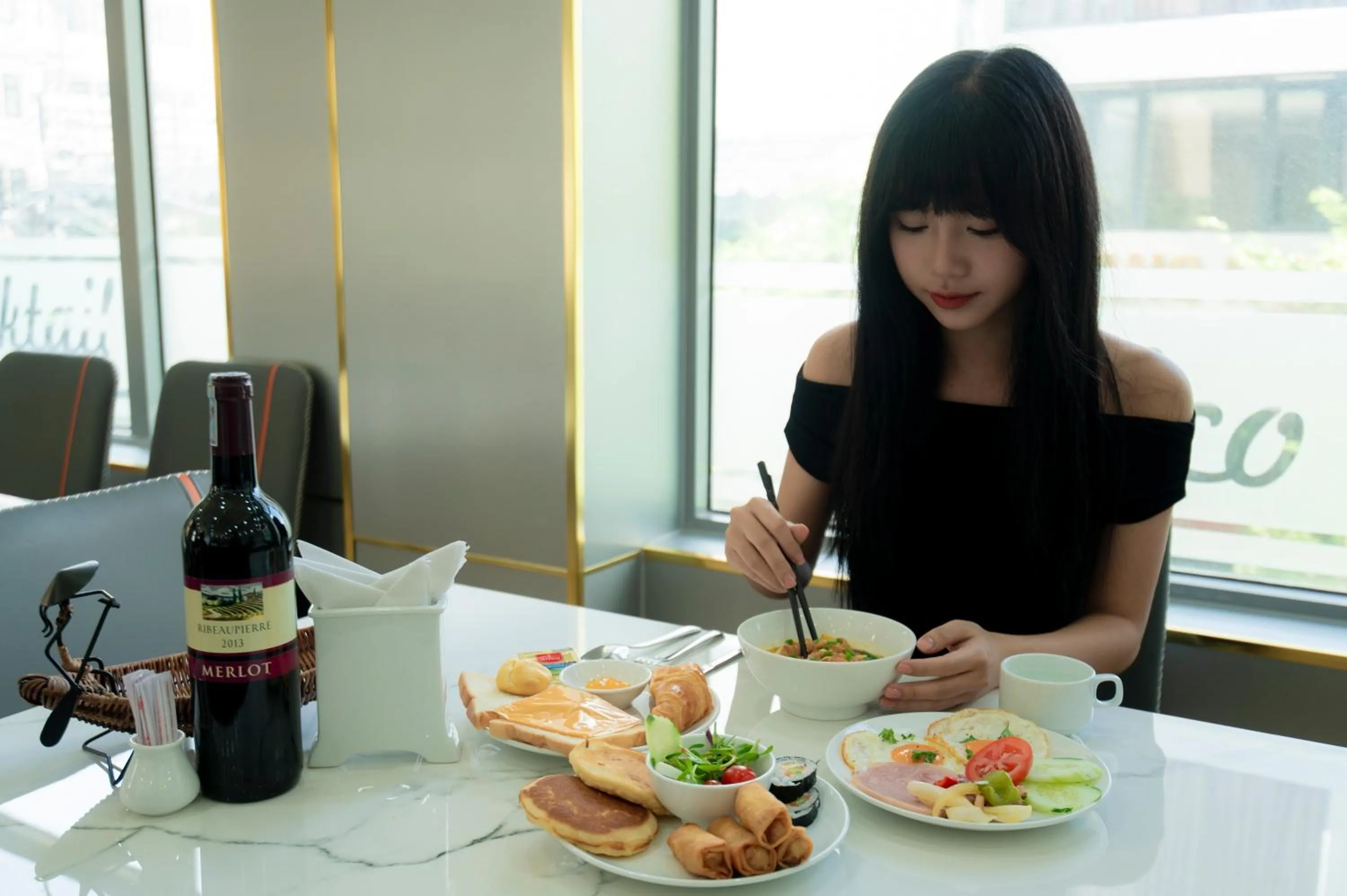 Restaurant/places to eat in Richico Apartments And Hotel