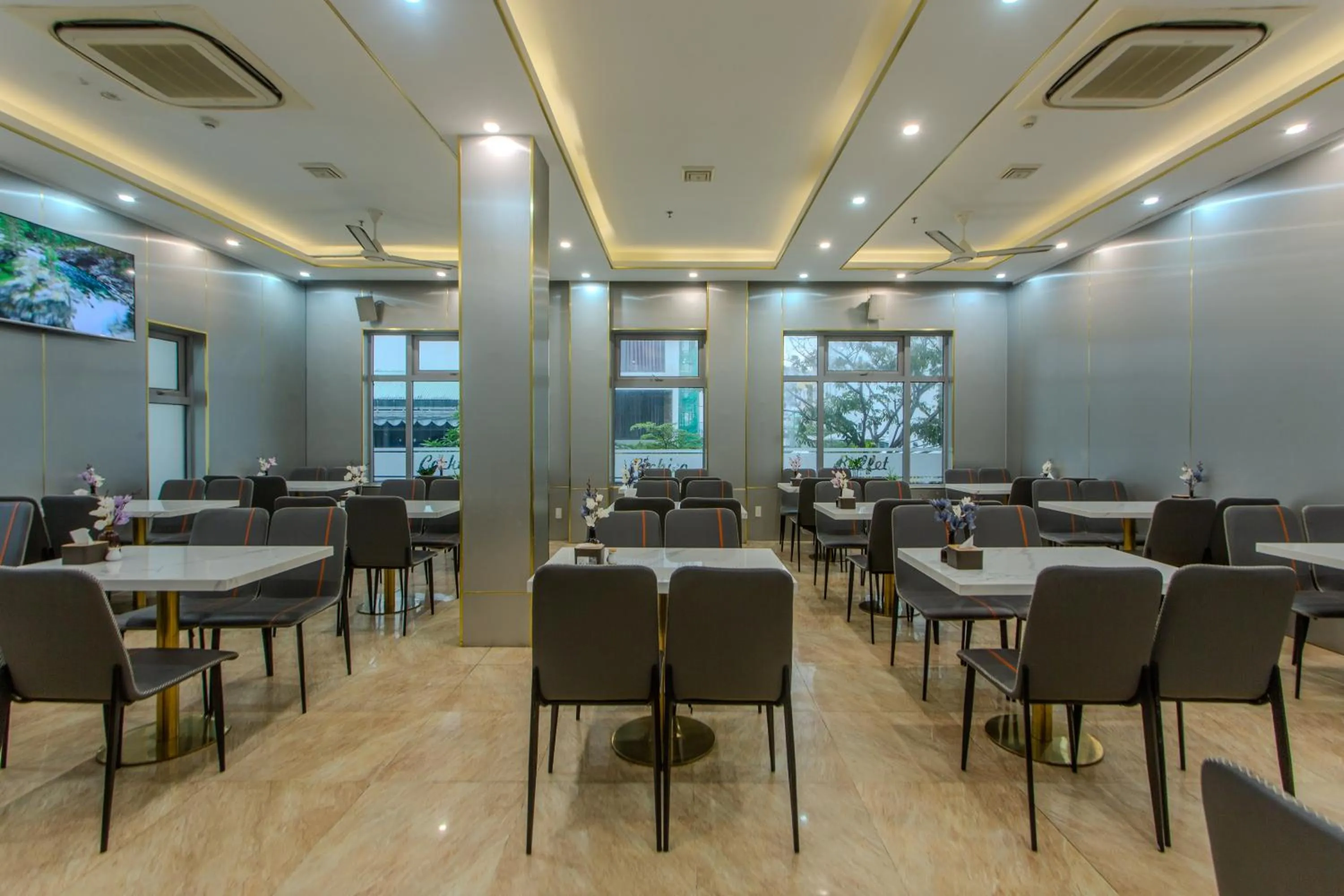 Restaurant/places to eat in Richico Apartments And Hotel