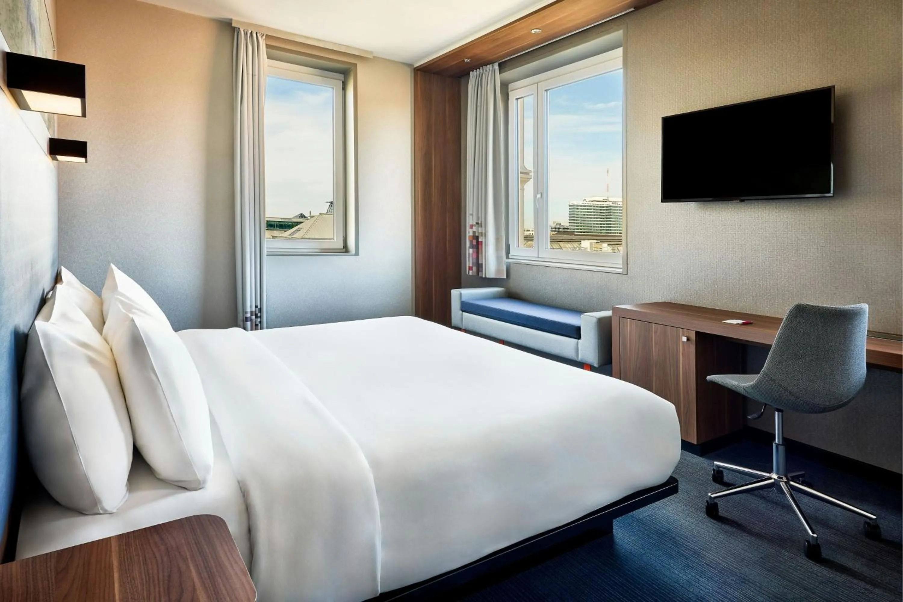 Photo of the whole room, Bed in Aloft München