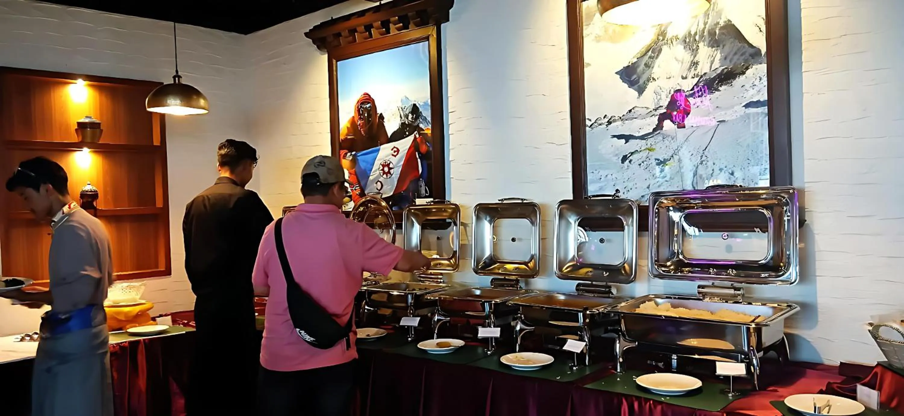 Restaurant/places to eat in Hotel Sherpani