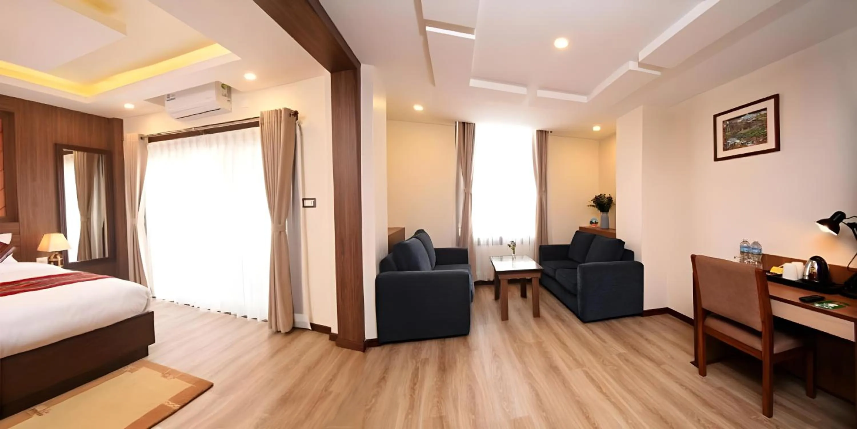 Seating area, Bed in Hotel Sherpani