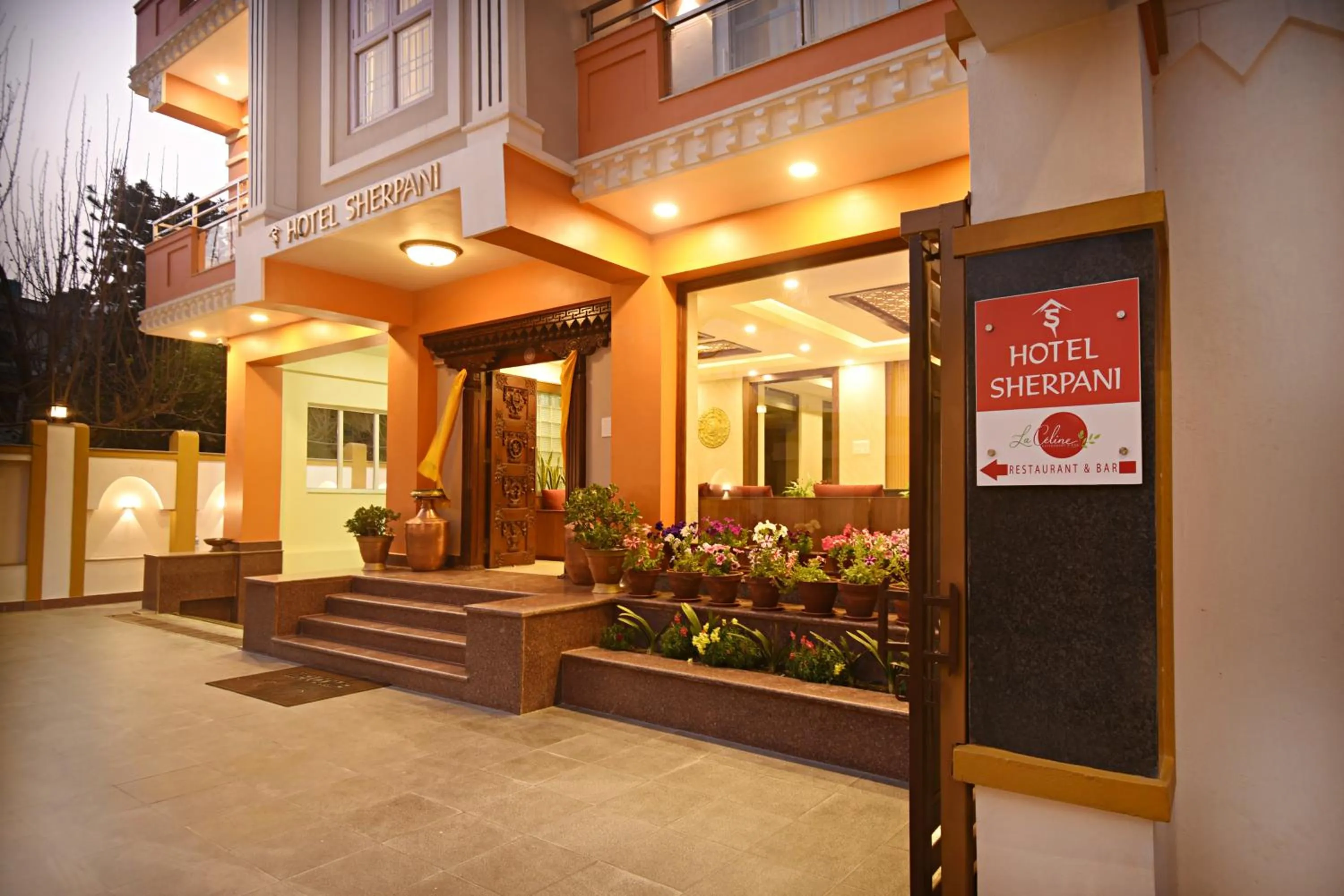 Restaurant/places to eat in Hotel Sherpani