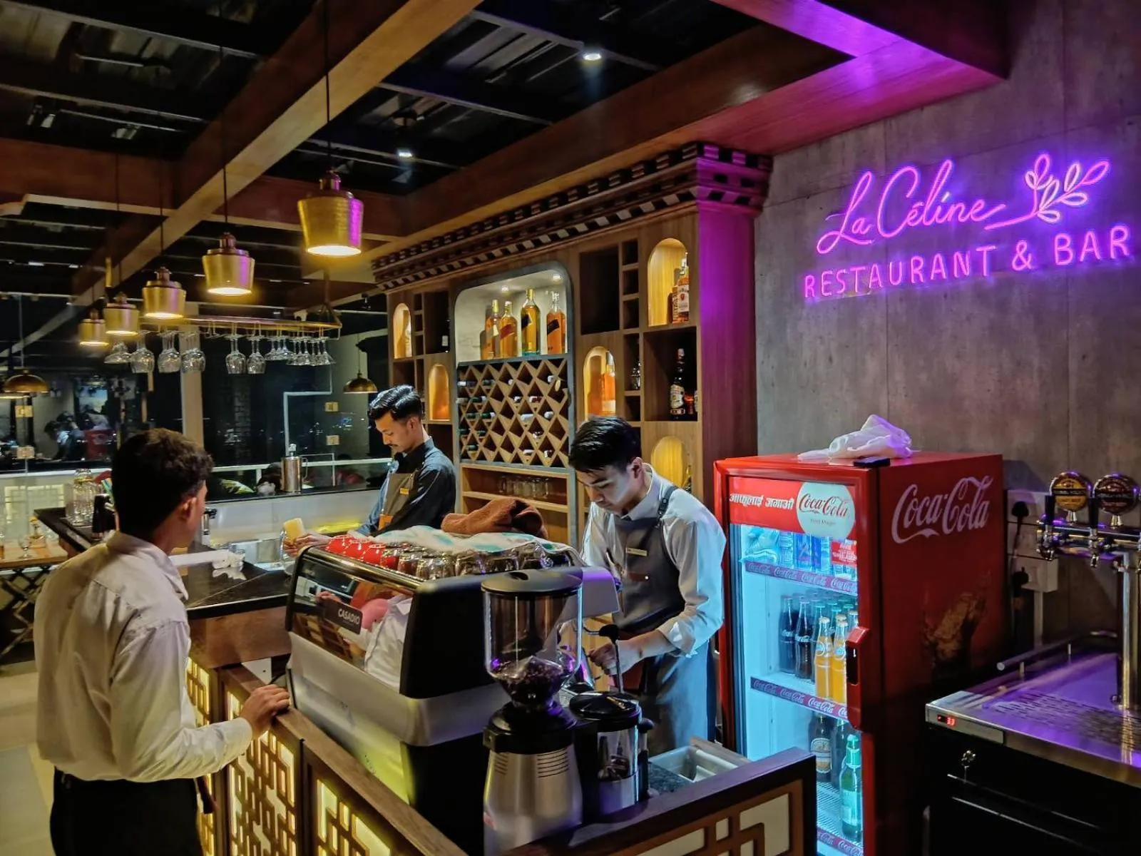 Restaurant/places to eat in Hotel Sherpani