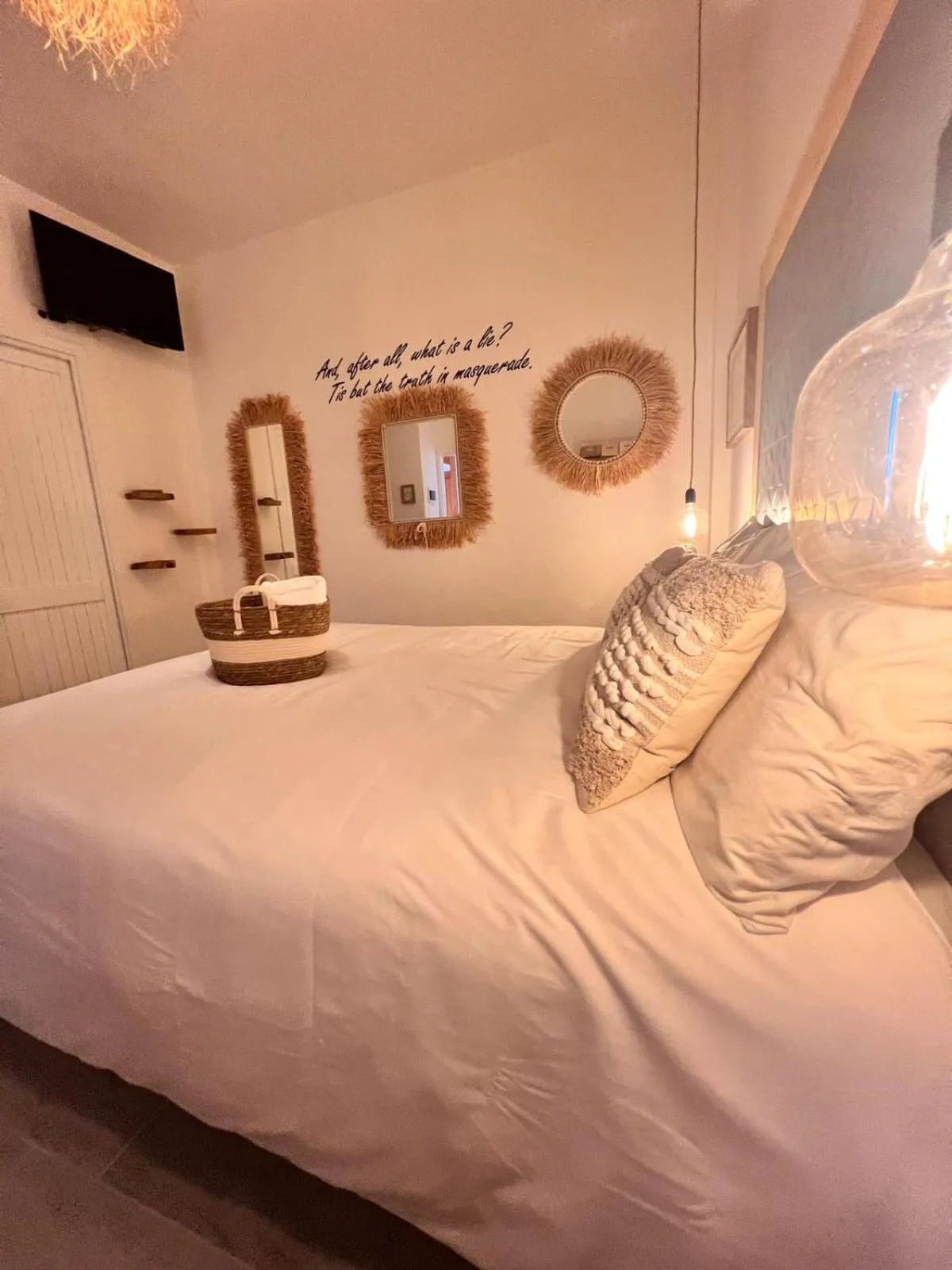 Bed in Le Maschere B&B