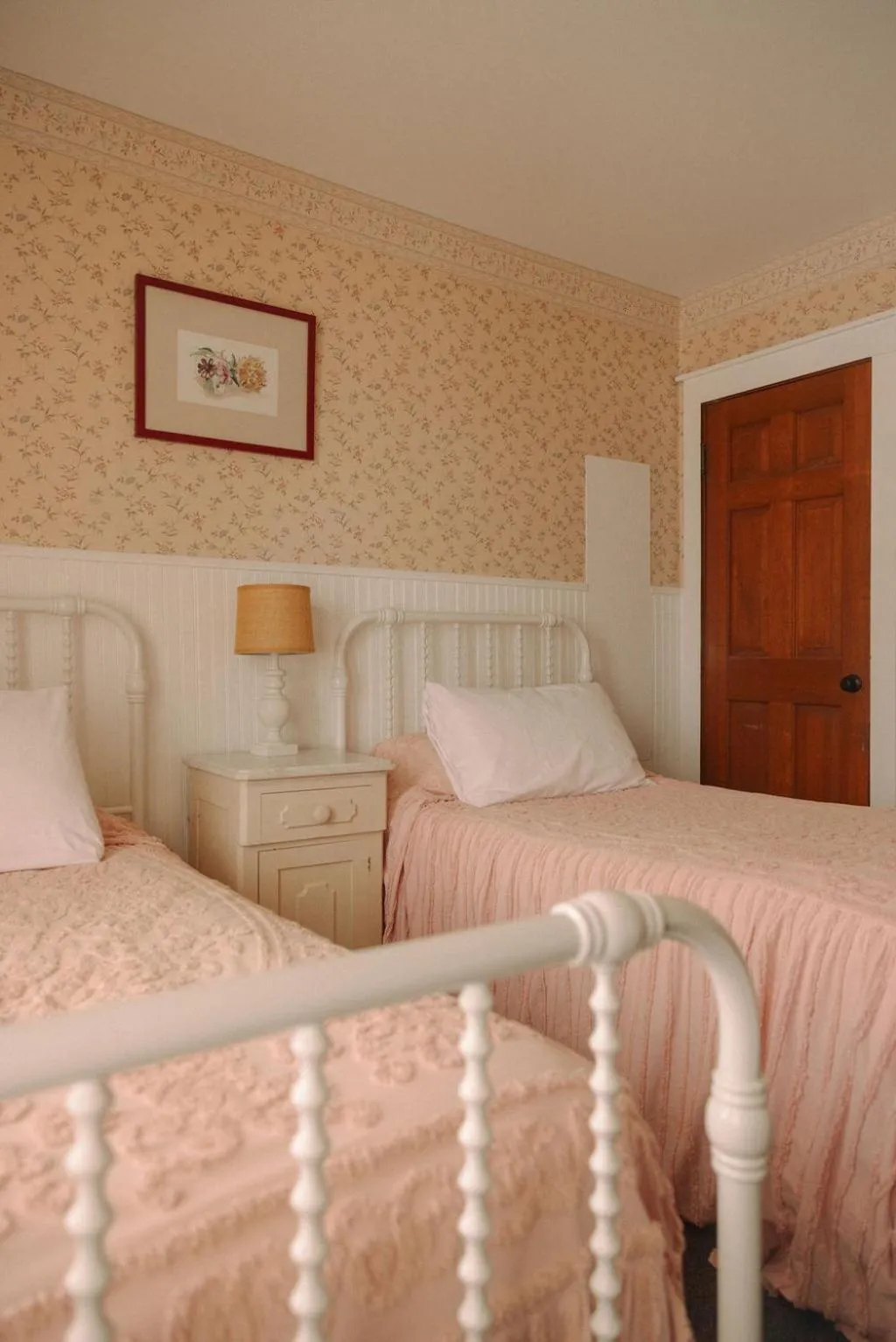 Bed in Terrace Inn and 1911 Restaurant