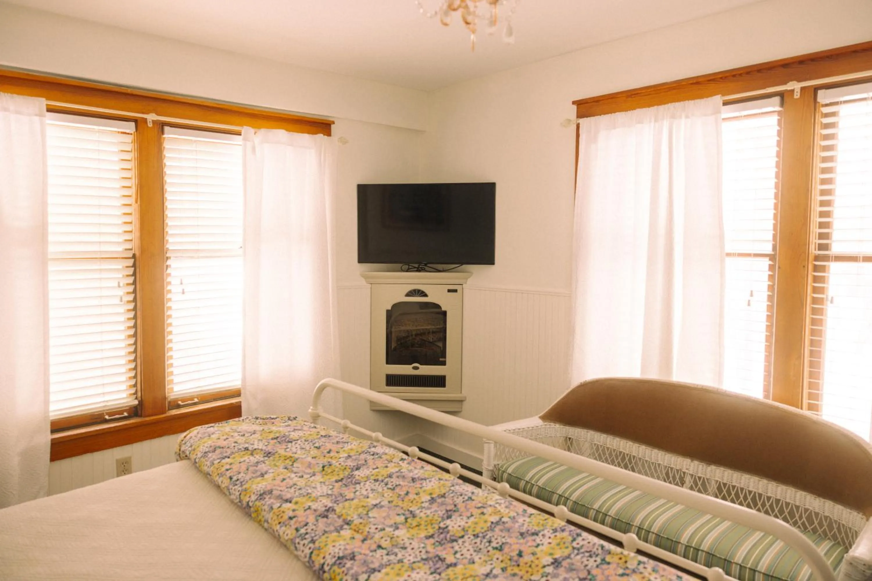 Bed in Terrace Inn and 1911 Restaurant