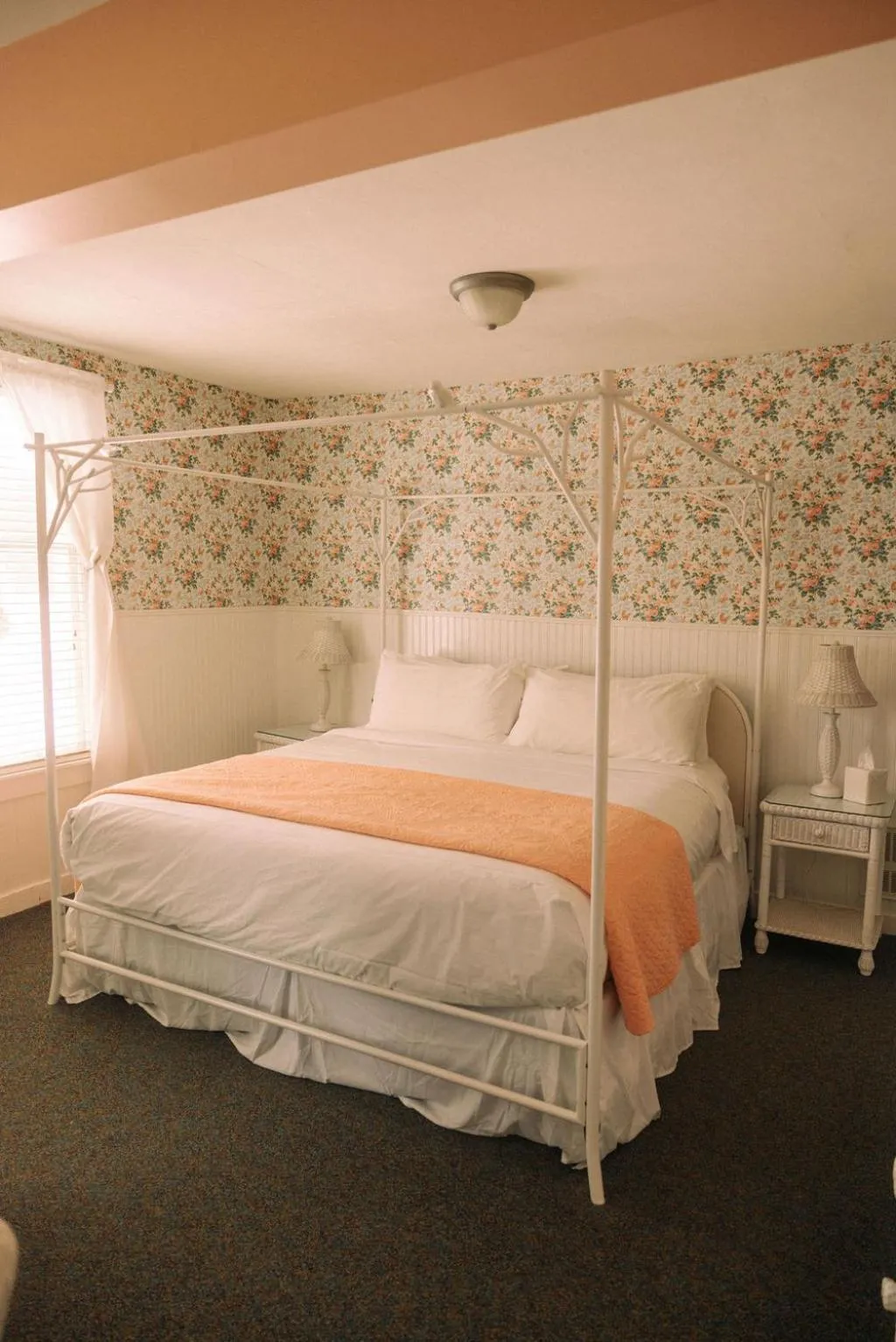 Bedroom, Bed in Terrace Inn and 1911 Restaurant
