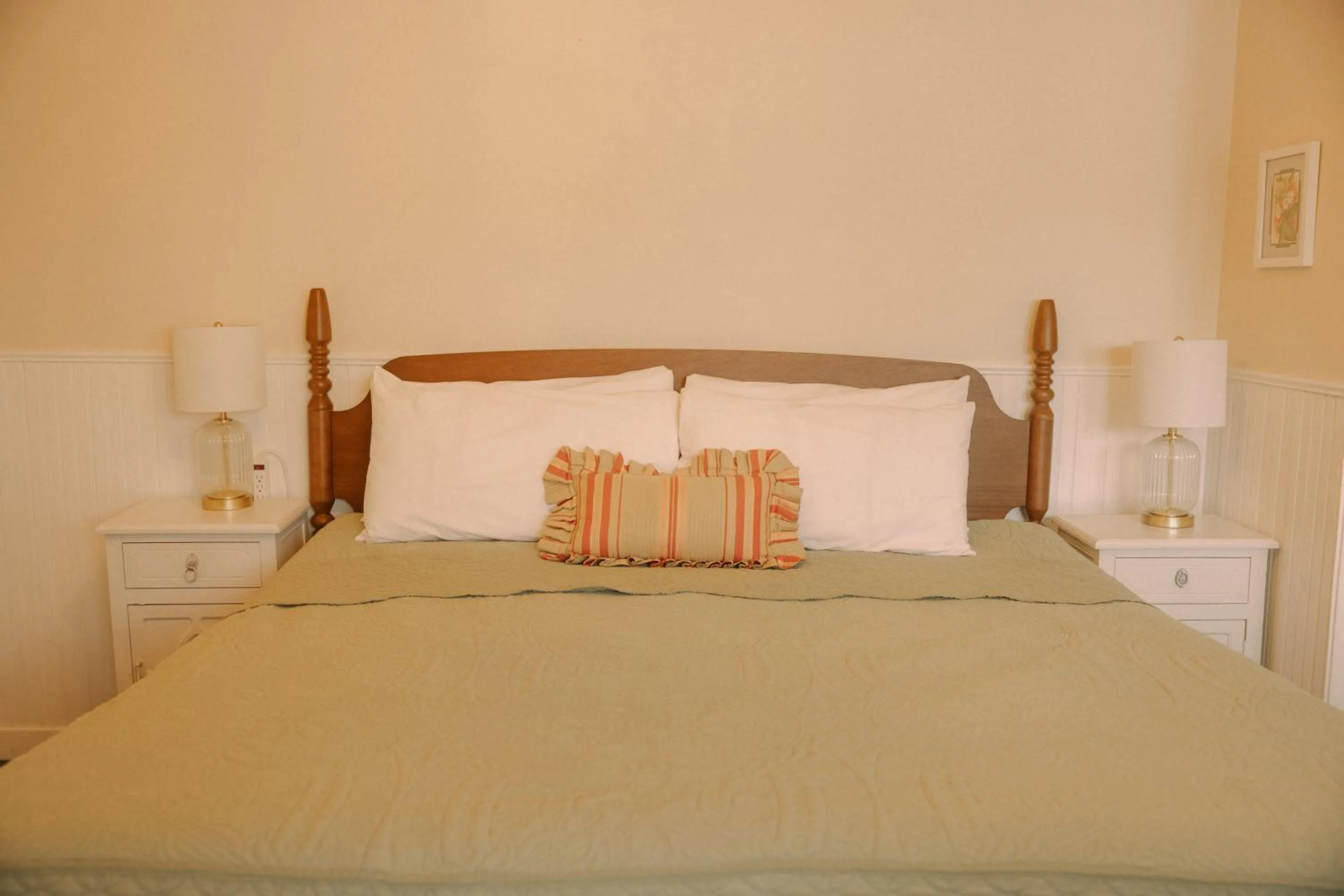 Bed in Terrace Inn and 1911 Restaurant