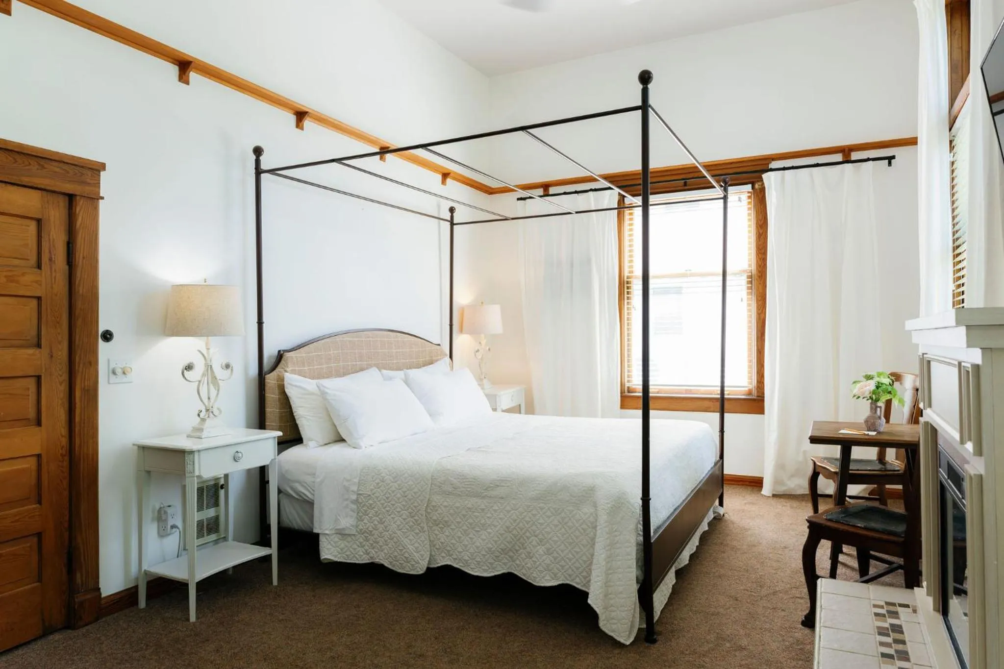 Bed in Terrace Inn and 1911 Restaurant