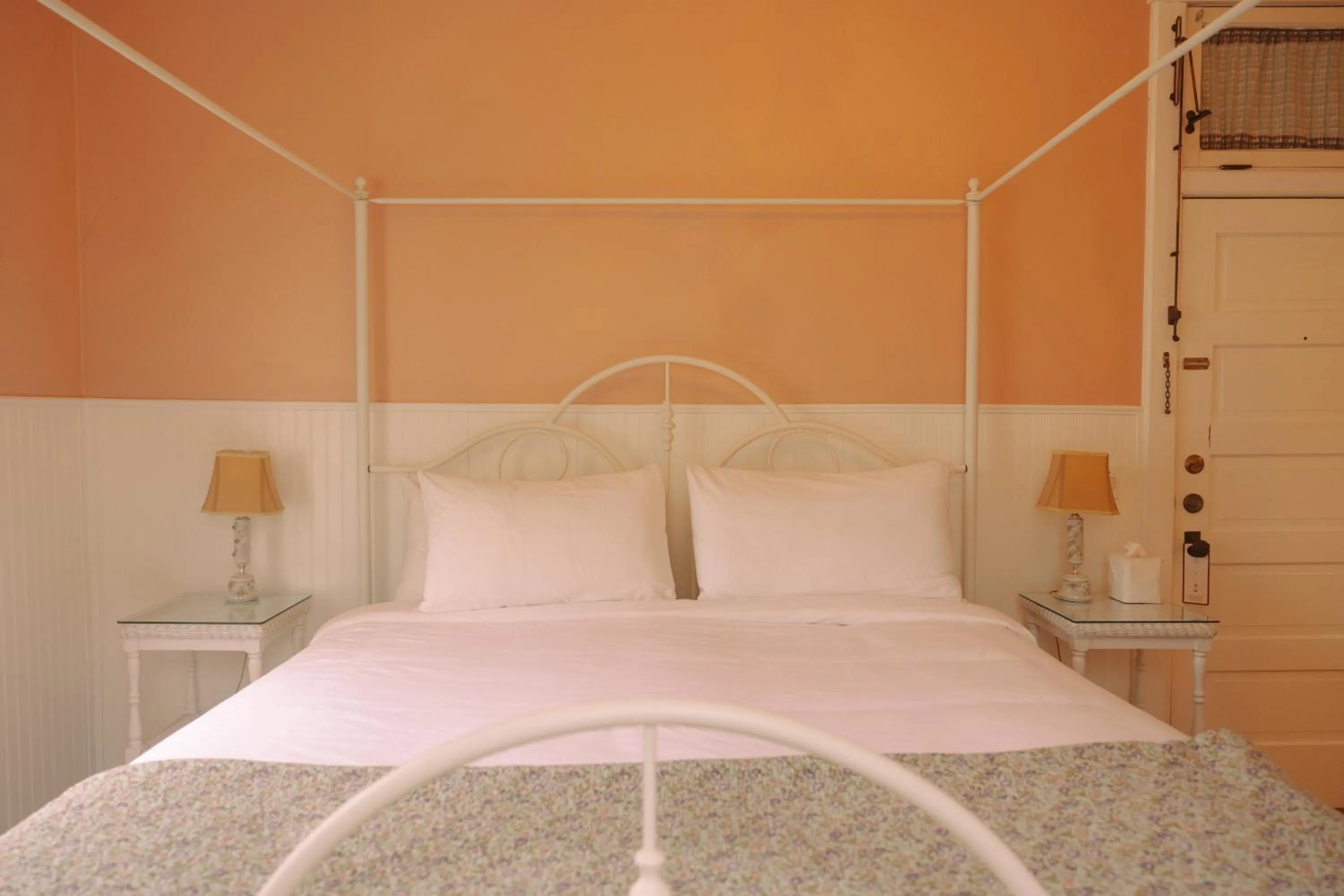 Bedroom, Bed in Terrace Inn and 1911 Restaurant