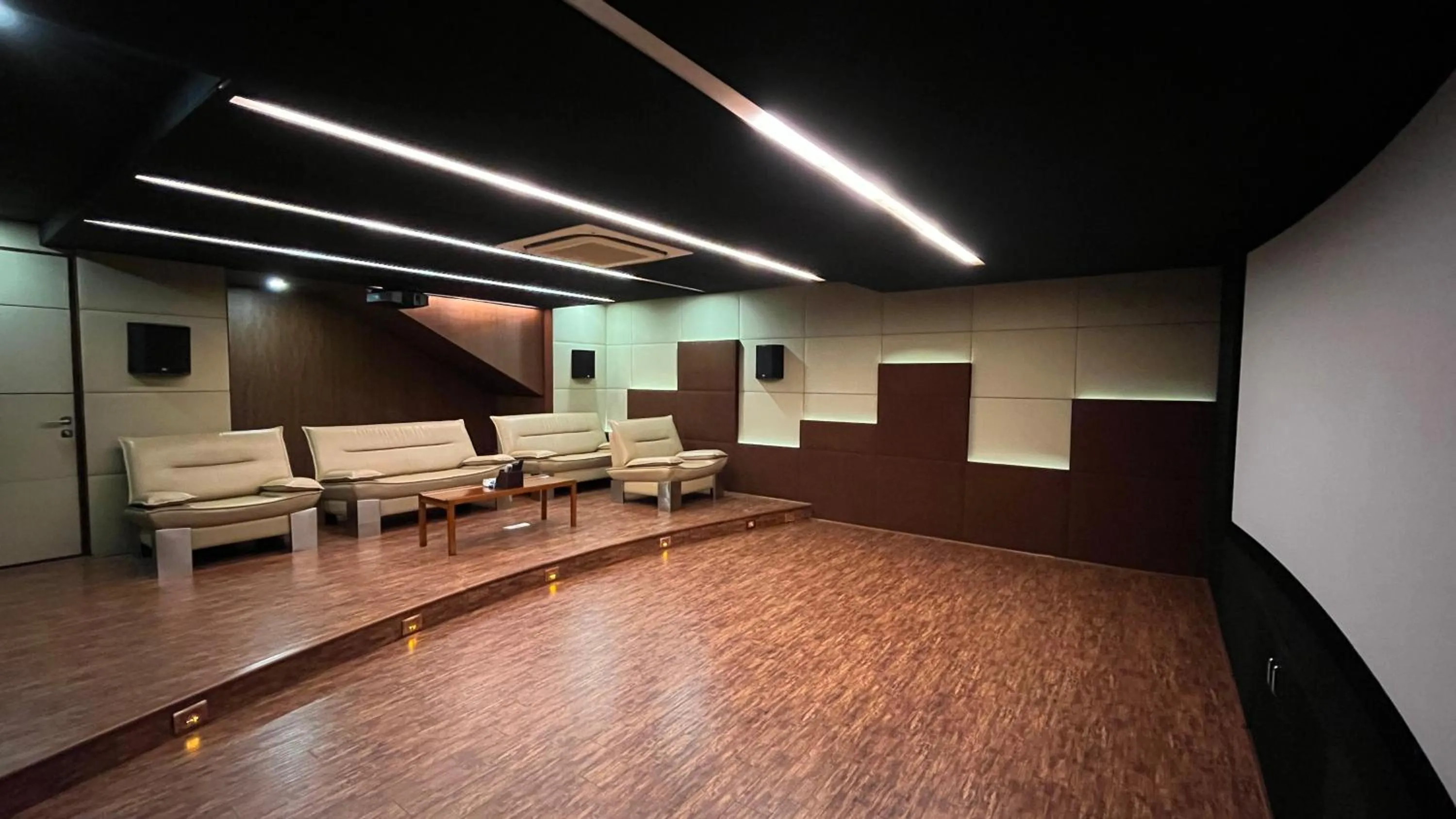 TV and multimedia in Maroma Suites ECR