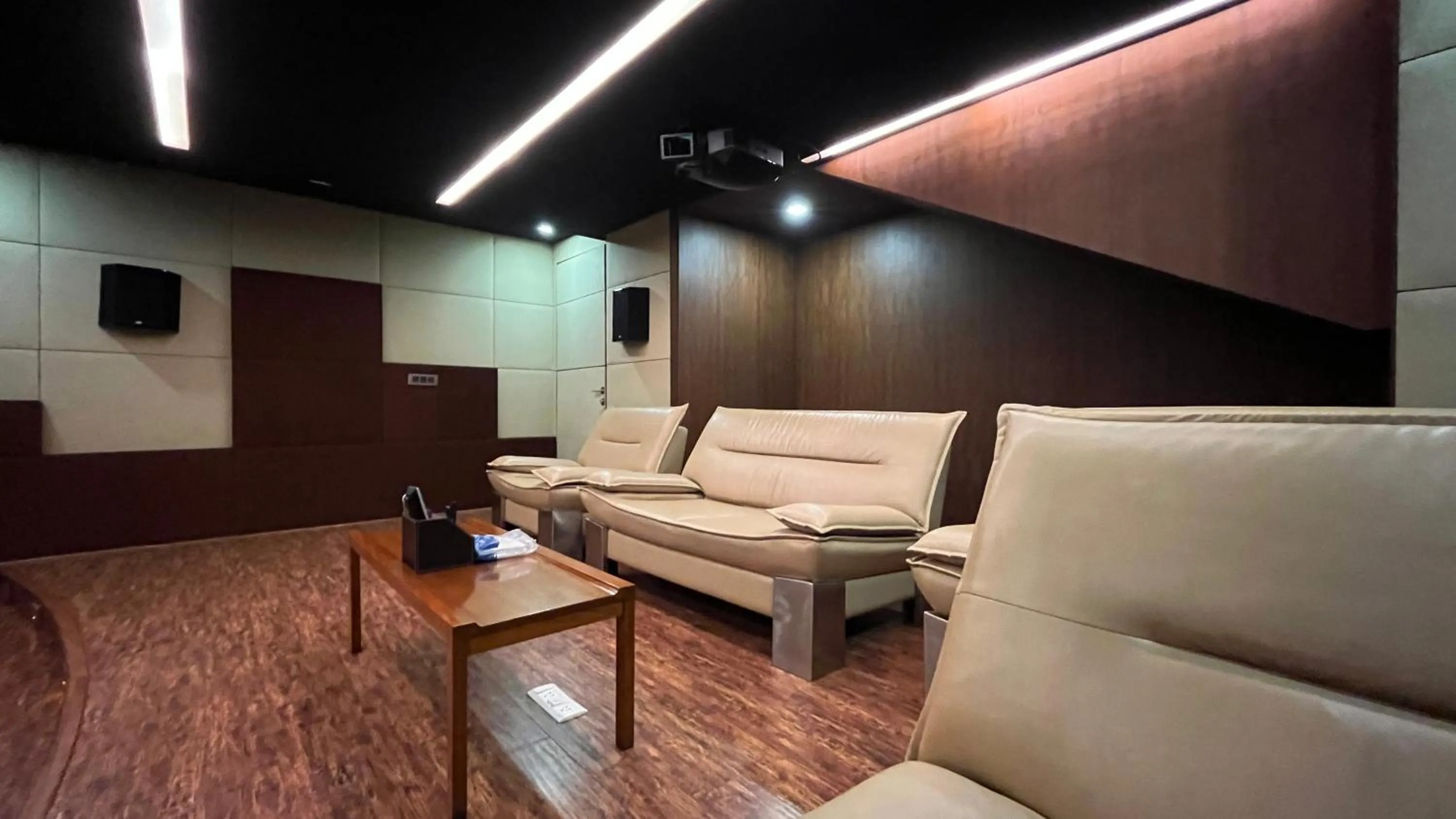 TV and multimedia in Maroma Suites ECR