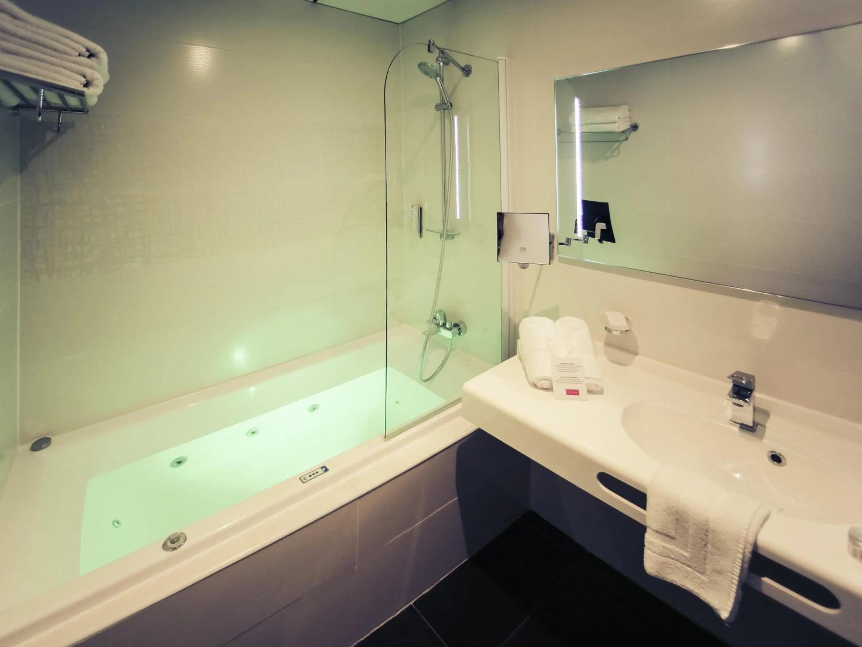 Bedroom in Mercure Cayenne Royal Amazonia