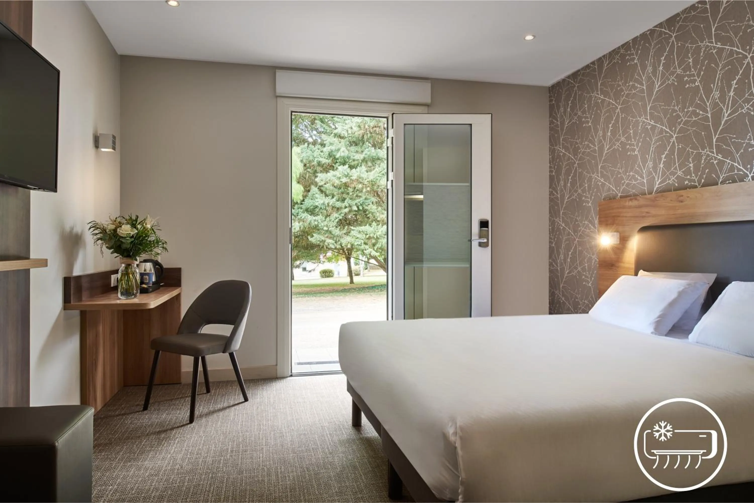 Photo of the whole room, Bed in Kyriad Sens