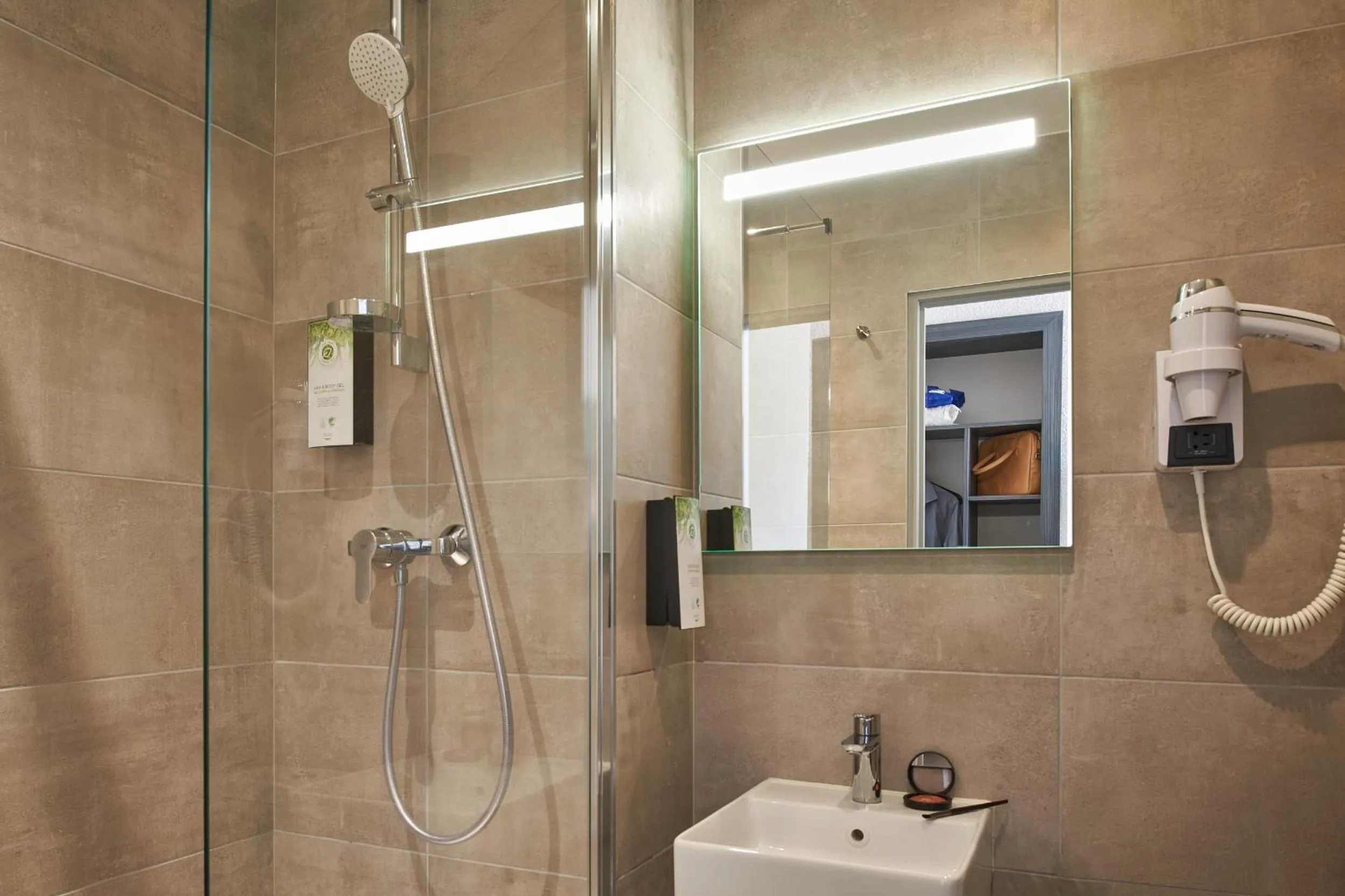 Bathroom in Kyriad Sens