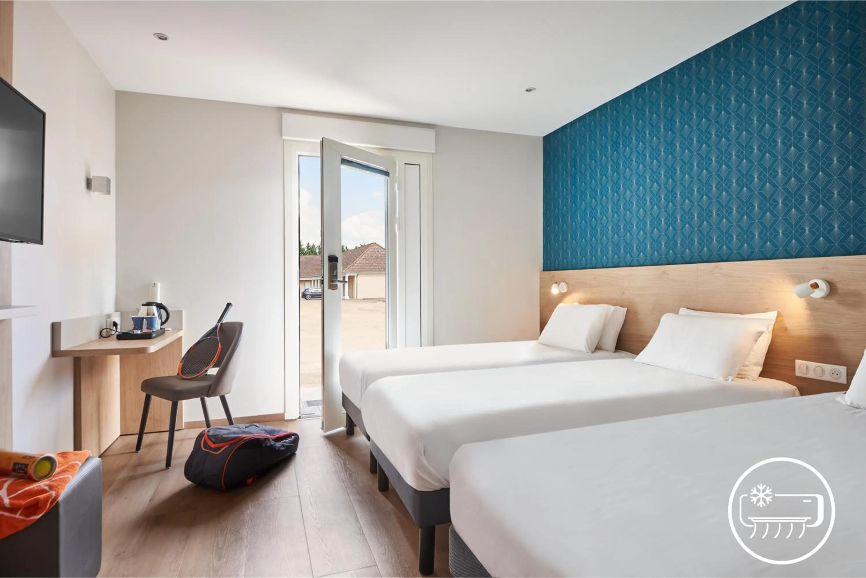 Photo of the whole room, Bed in Kyriad Sens