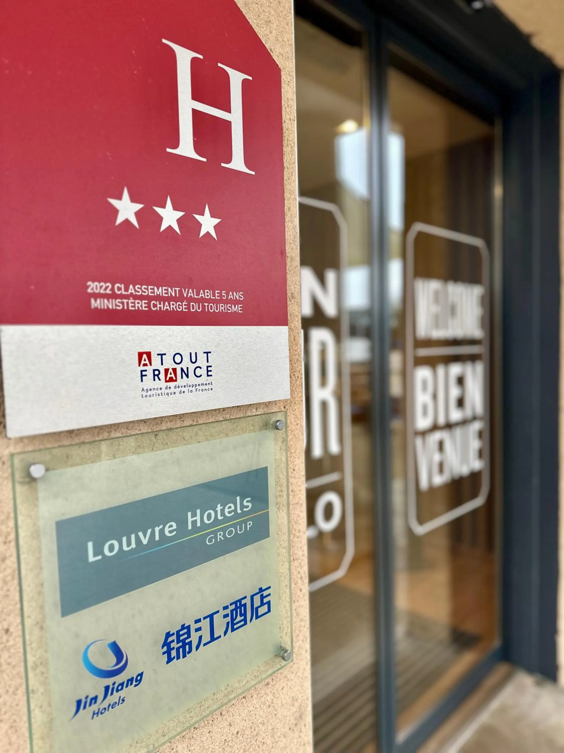 Logo/Certificate/Sign in Kyriad Sens