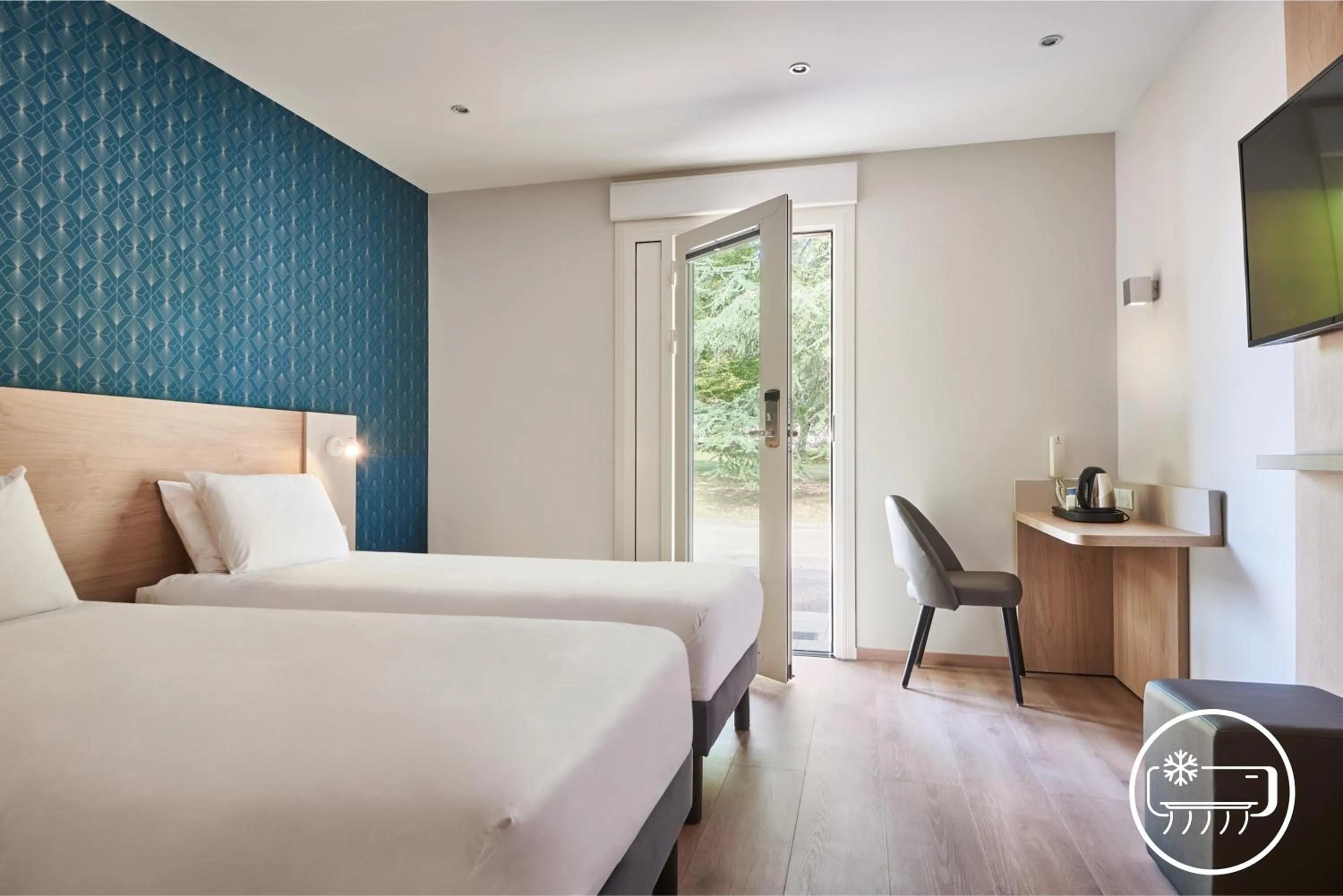 Photo of the whole room, Bed in Kyriad Sens