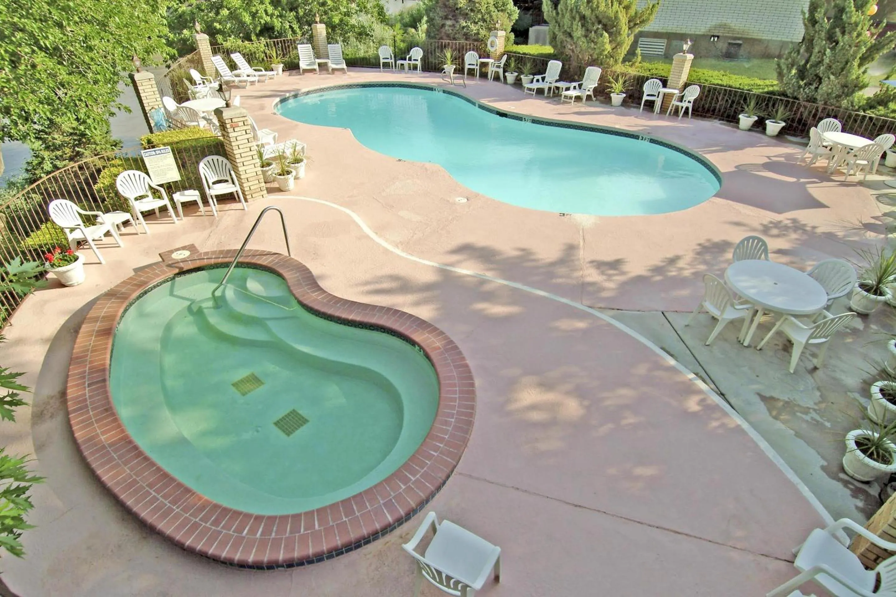 Hot Tub in River Terrace Inn