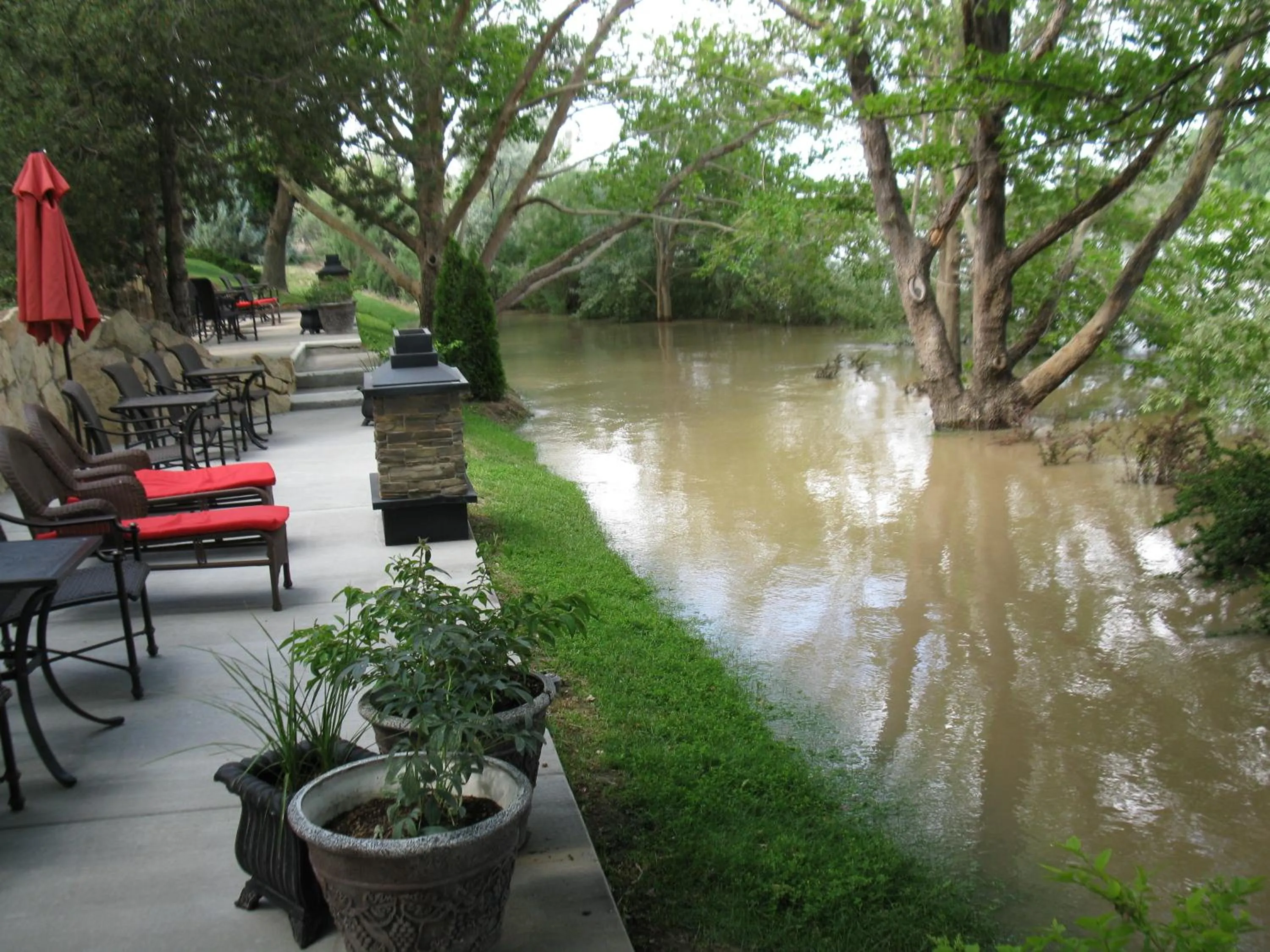Patio in River Terrace Inn