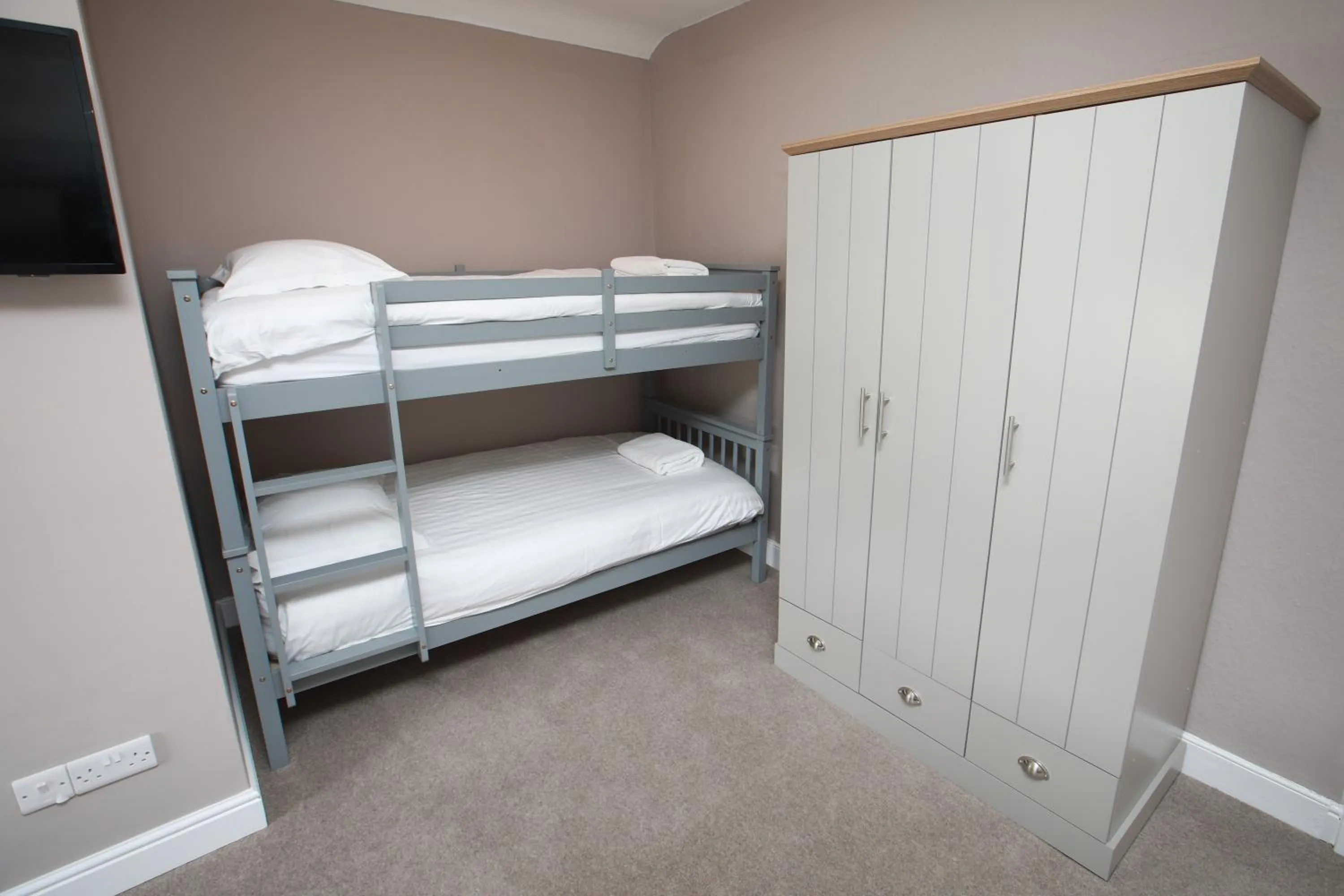 Bed in OYO Glyn Valley Hotel