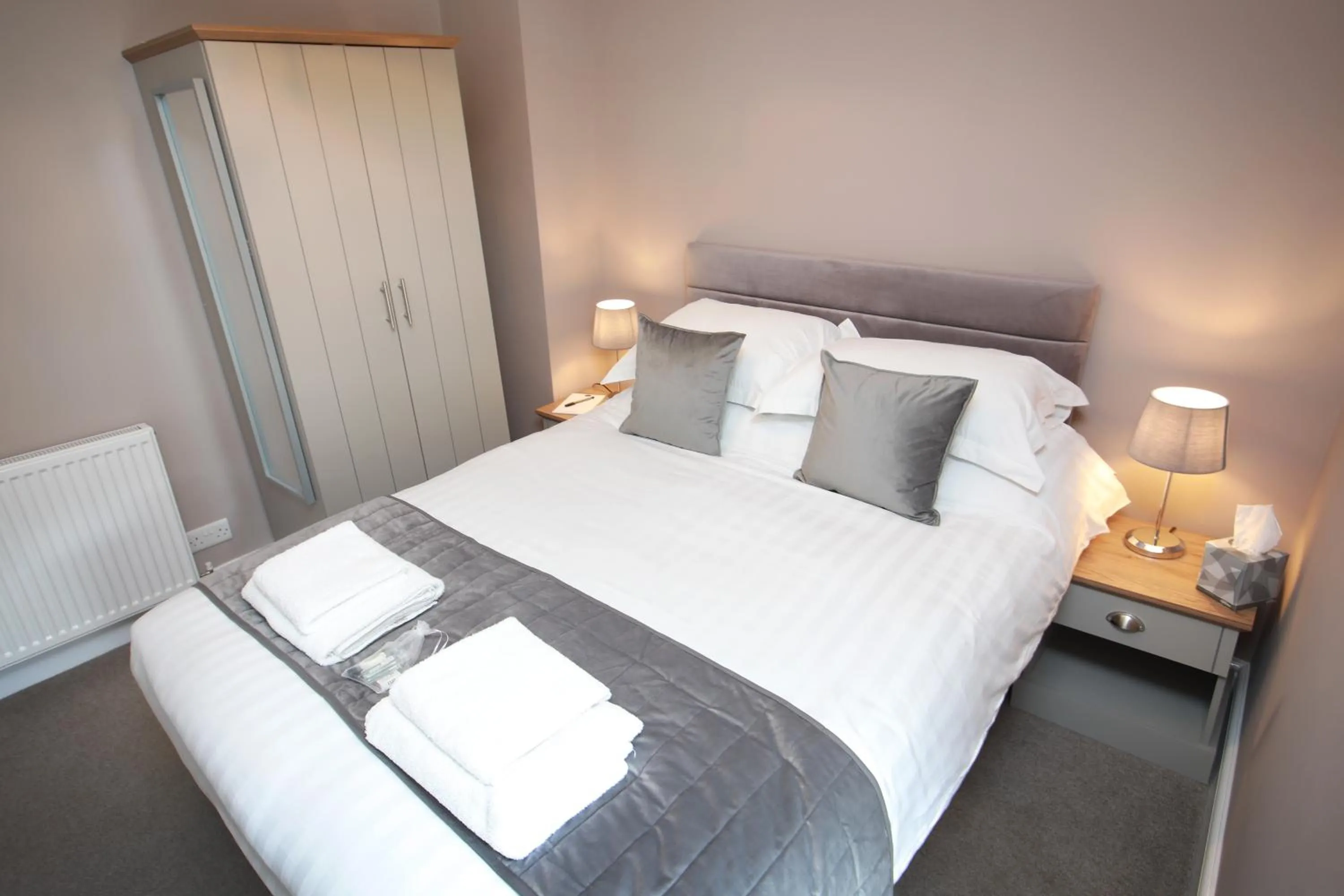 Bed in OYO Glyn Valley Hotel