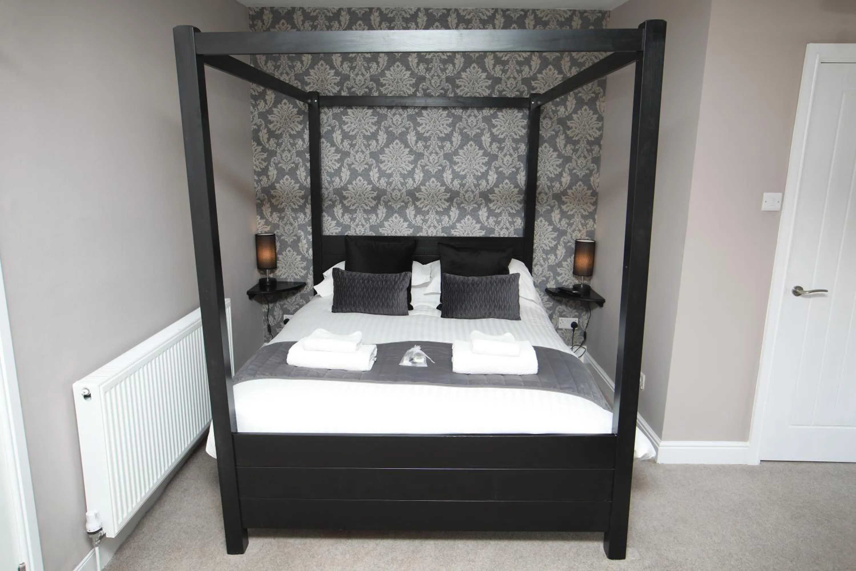 Bed in OYO Glyn Valley Hotel