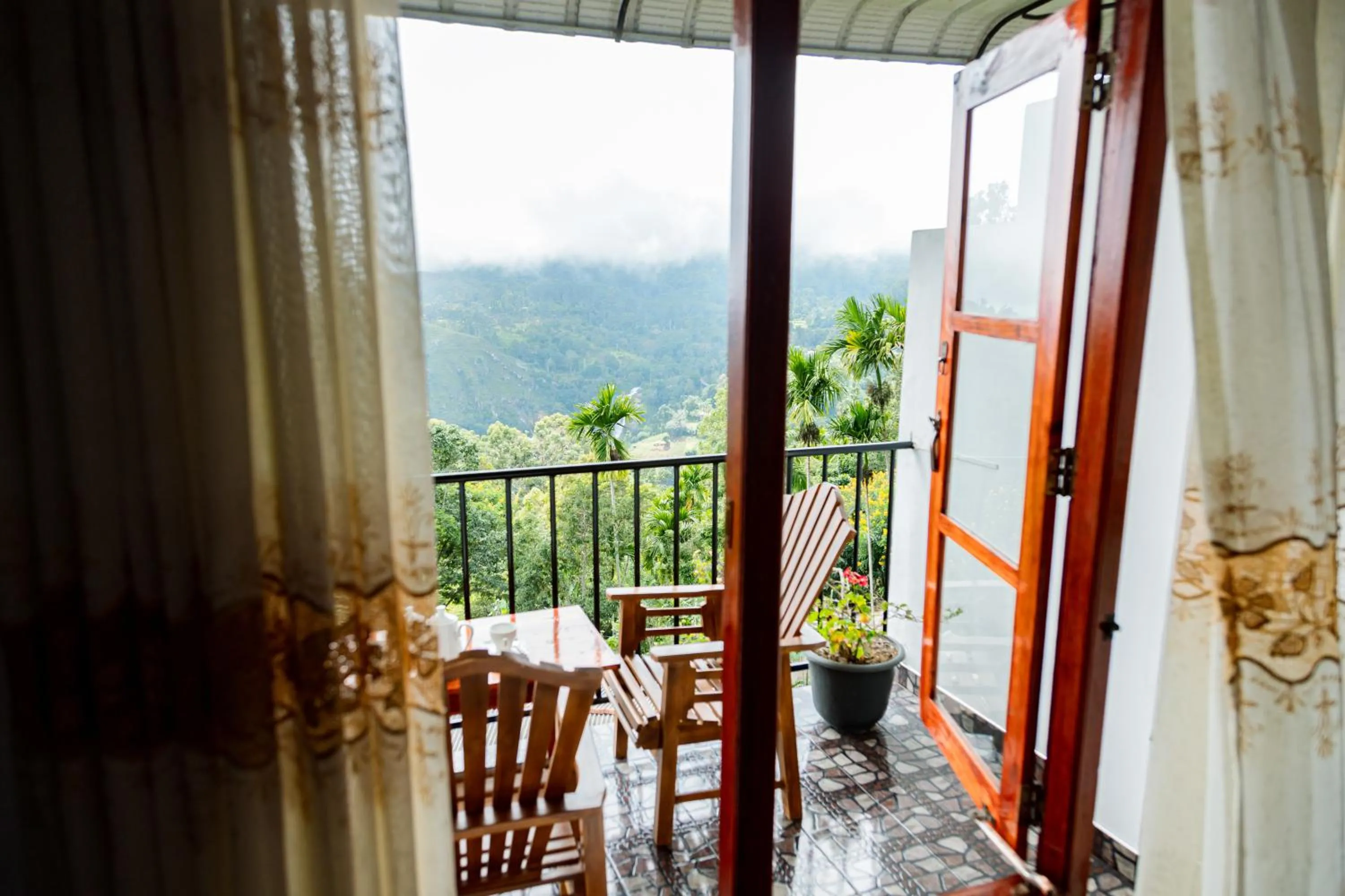 Deluxe Family Room with Balcony & Mountain View in Golden View Guest Ella