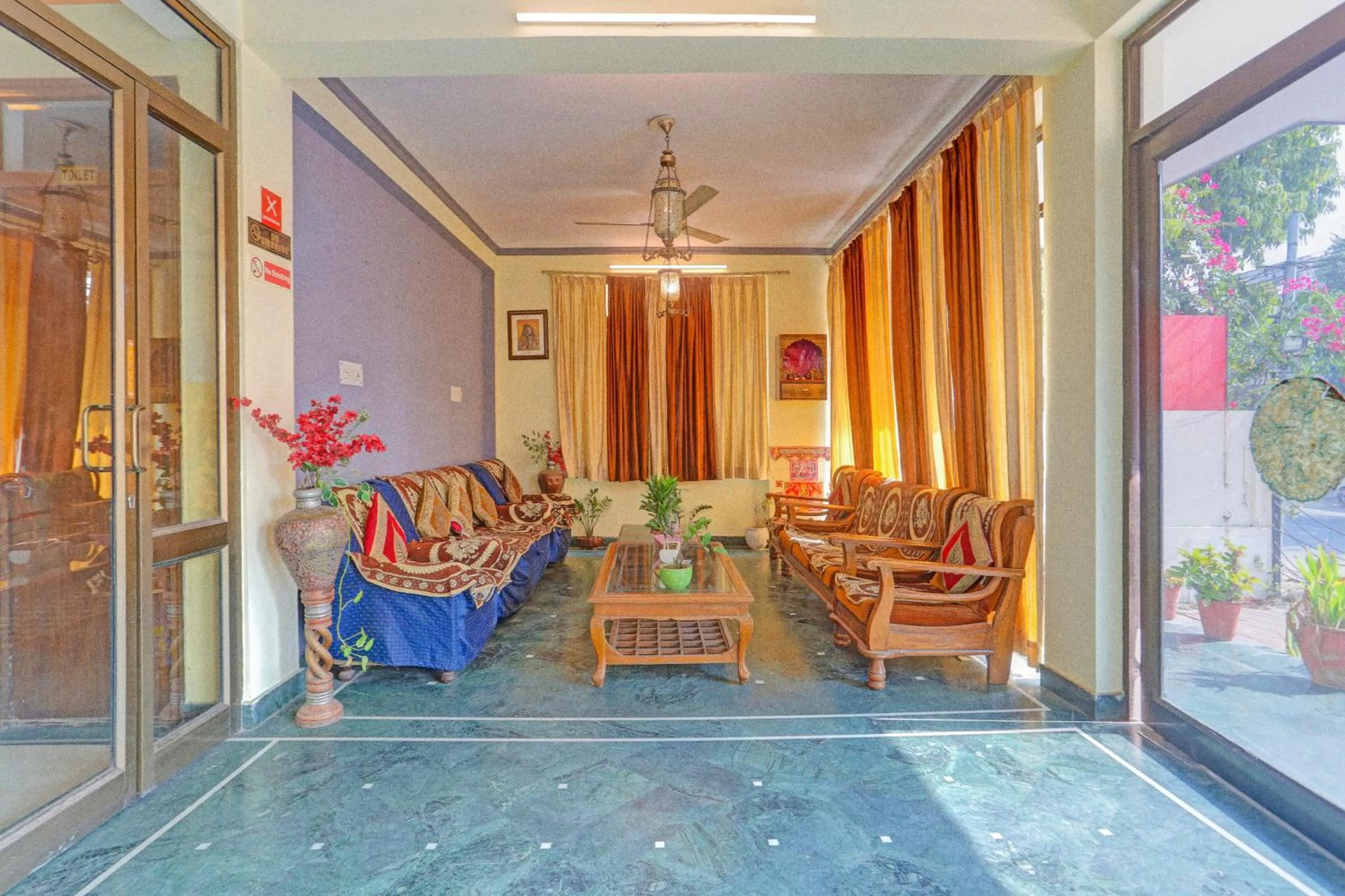 Lobby or reception in Super Collection O Bani Park Near Collectorate Circle Formerly Anuja Palace