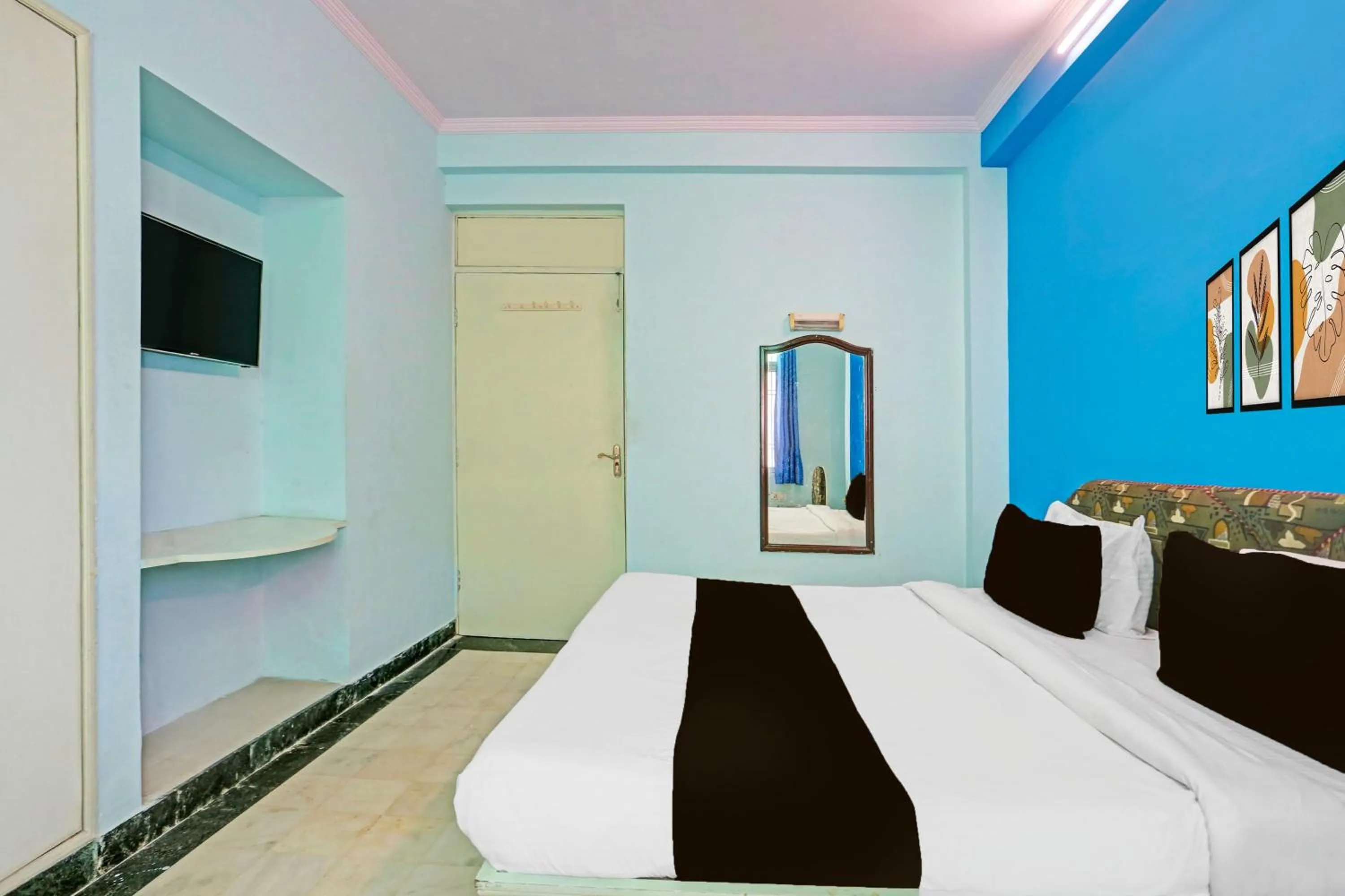 Bedroom, Bed in Super Collection O Bani Park Near Collectorate Circle Formerly Anuja Palace