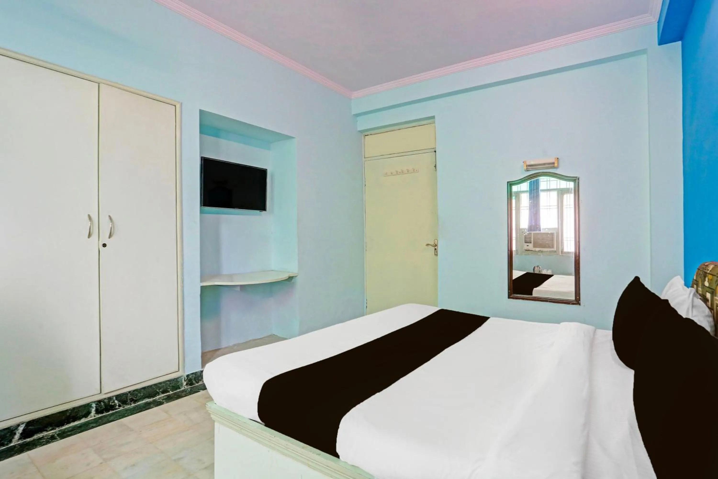 Bedroom, Bed in Super Collection O Bani Park Near Collectorate Circle Formerly Anuja Palace