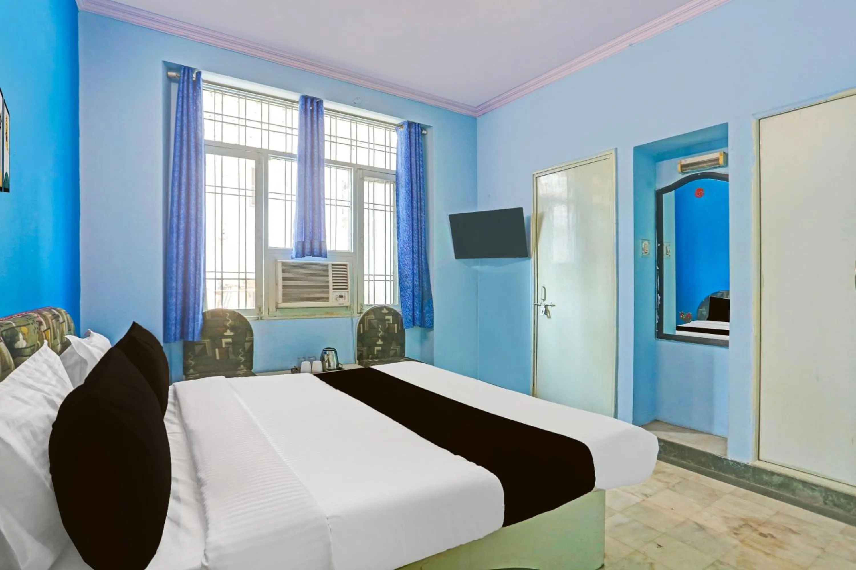 Bedroom, Bed in Super Collection O Bani Park Near Collectorate Circle Formerly Anuja Palace