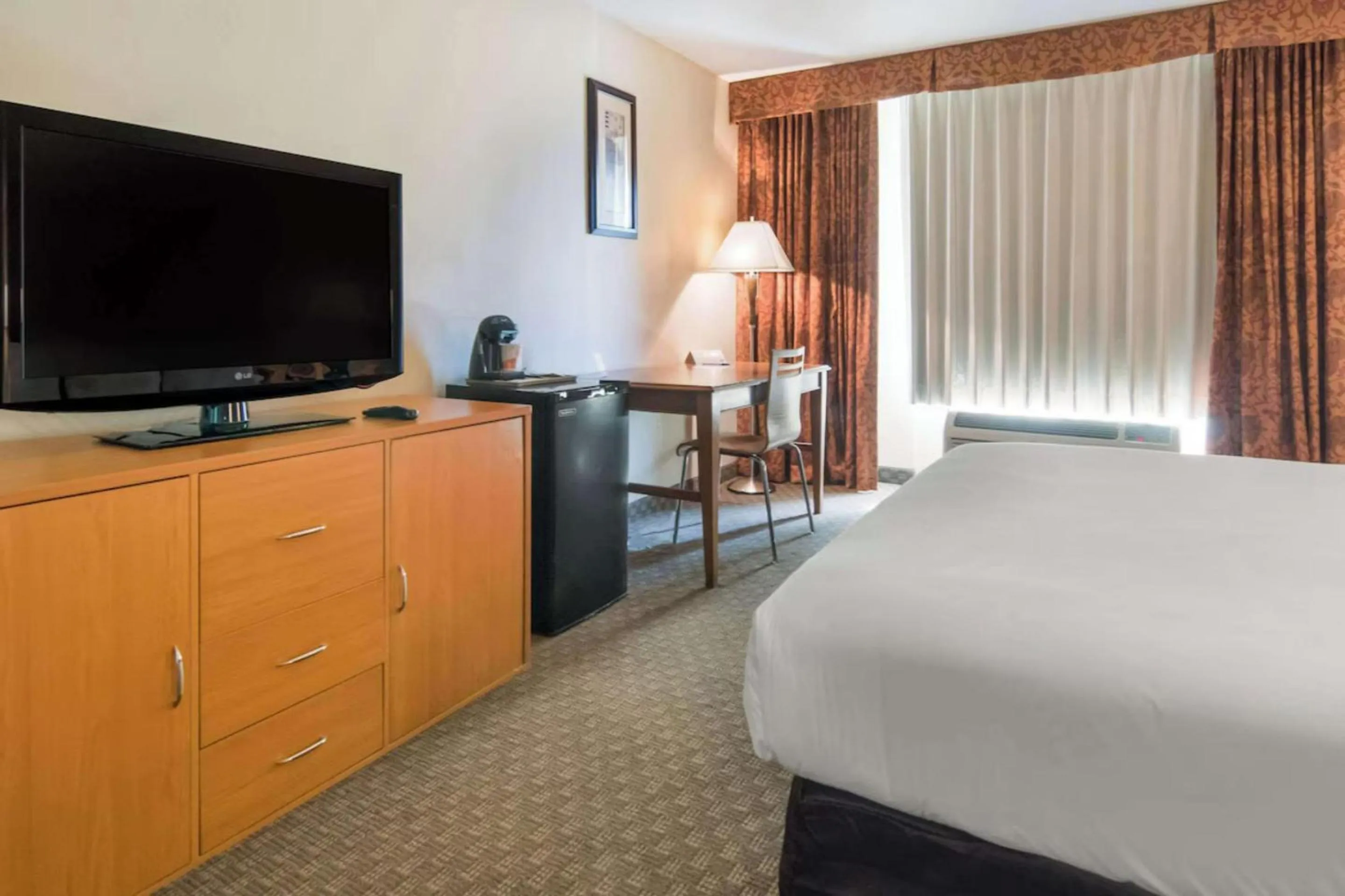 Bedroom, Bed in Capital O Duncanville Tx