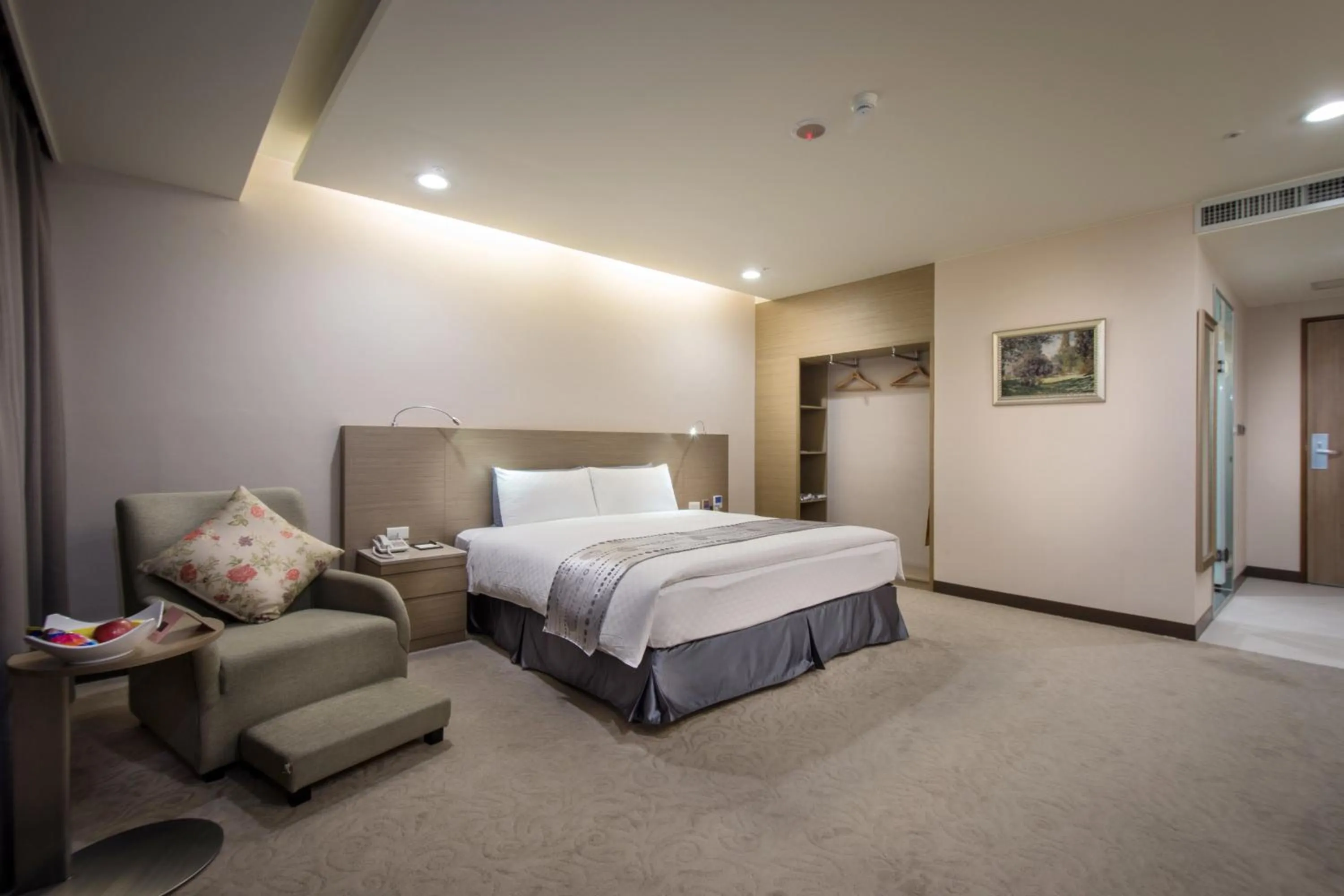 Photo of the whole room, Bed in Zhong Ke Hotel