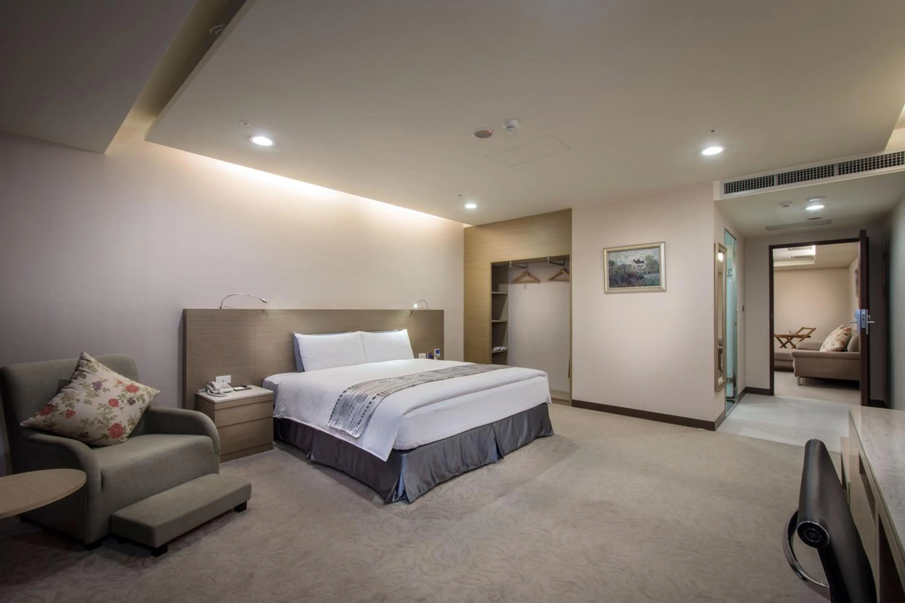 Photo of the whole room, Bed in Zhong Ke Hotel