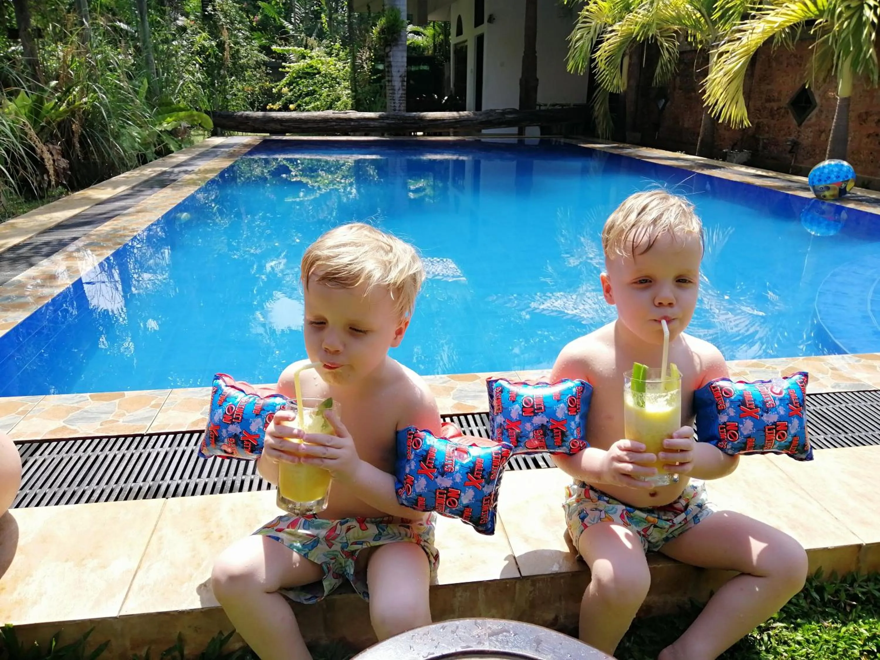 Swimming pool in Pavana Hotel