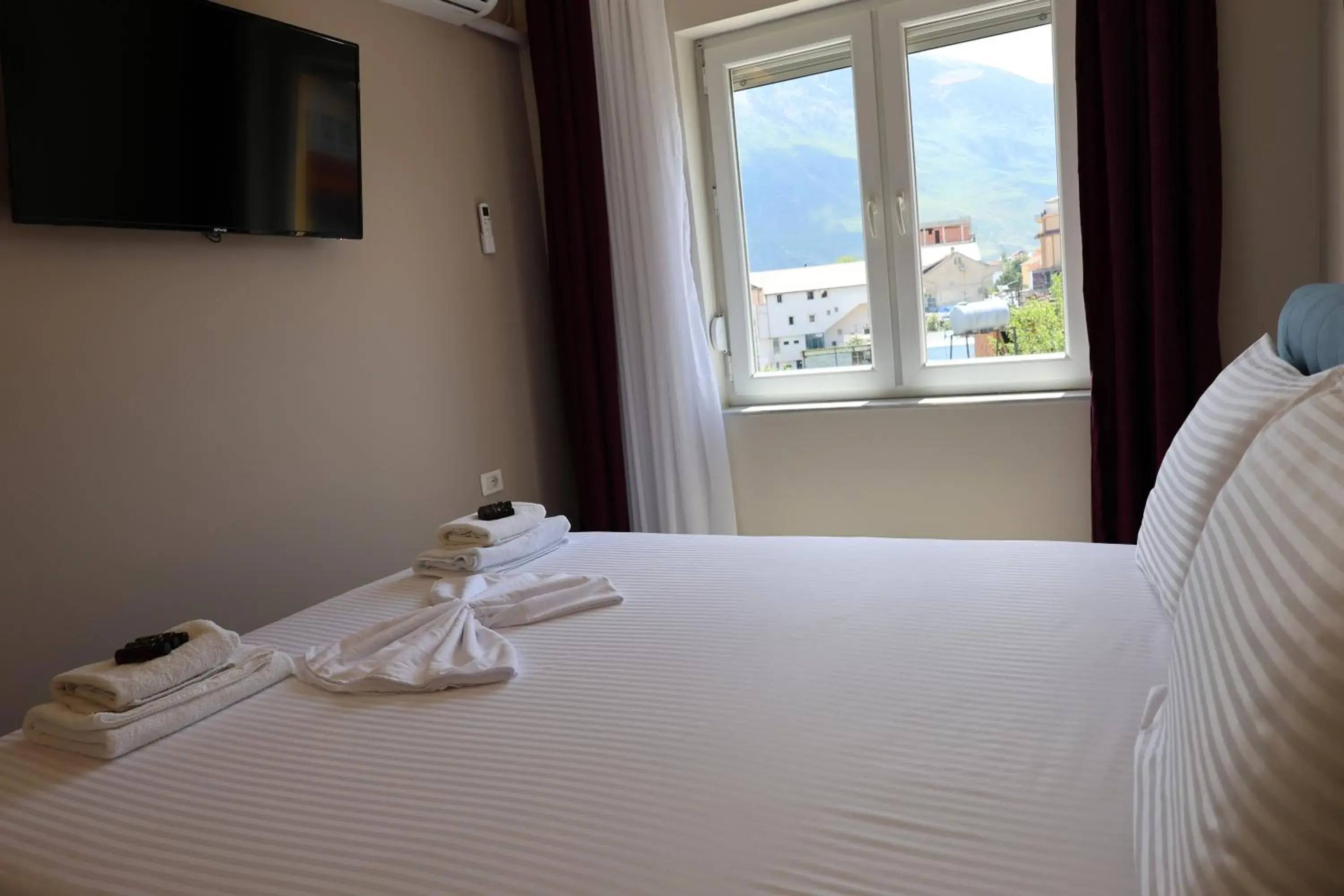 Double Room with Mountain View in London Restaurant Hotel Double Room with Mountain View in London Restaurant Hotel