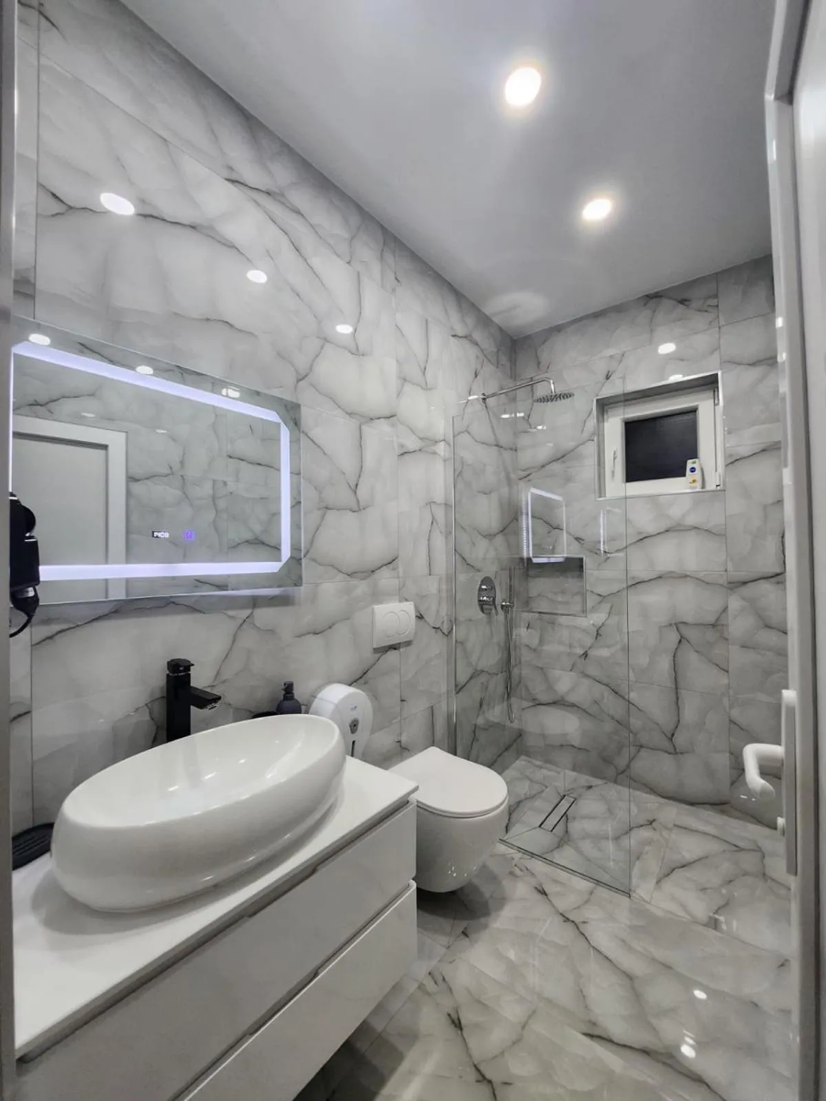 Shower in London Restaurant Hotel