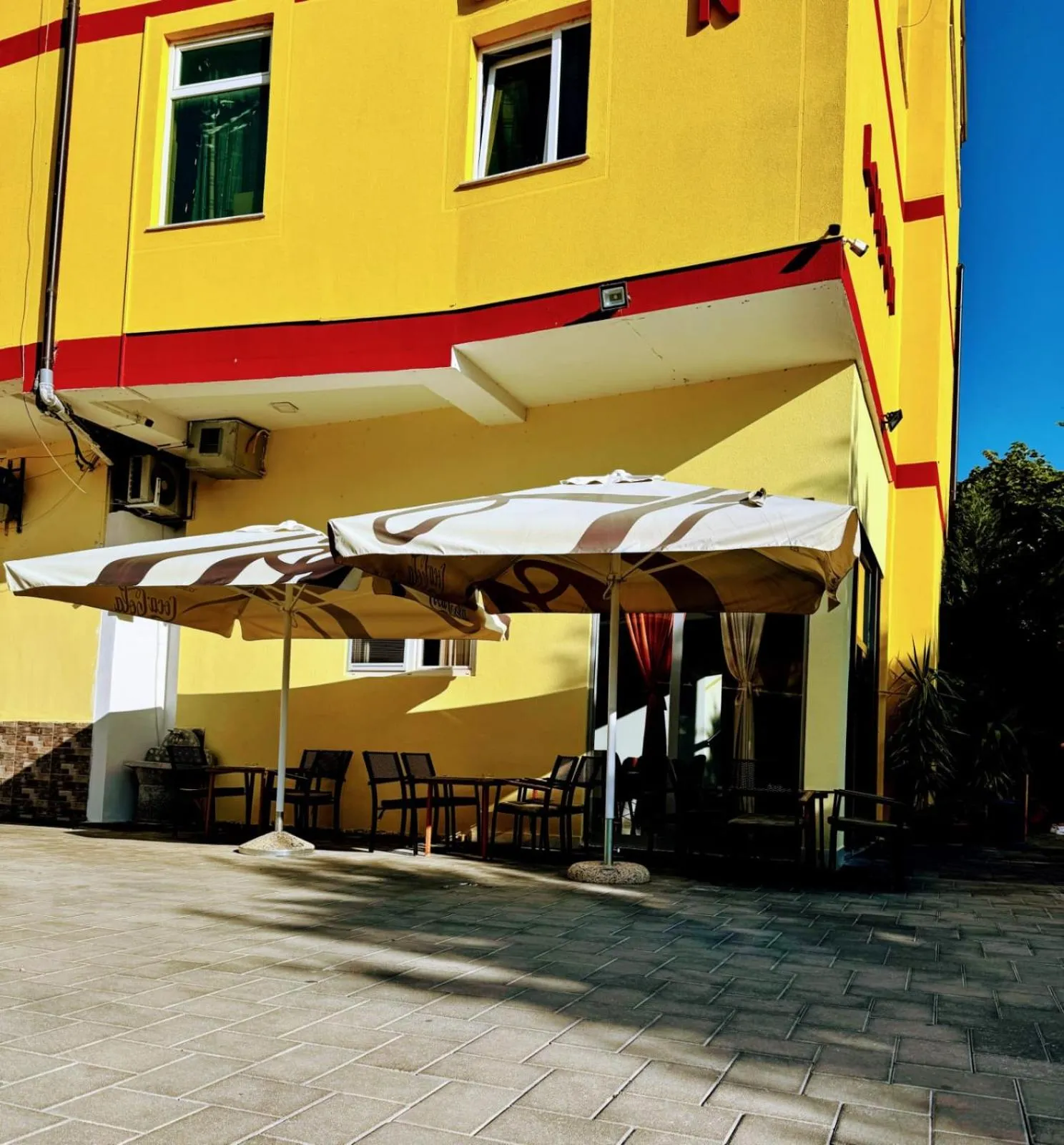 Property building in London Restaurant Hotel