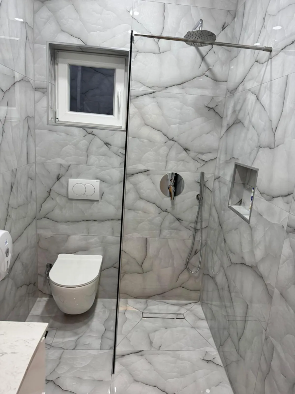 Shower in London Restaurant Hotel