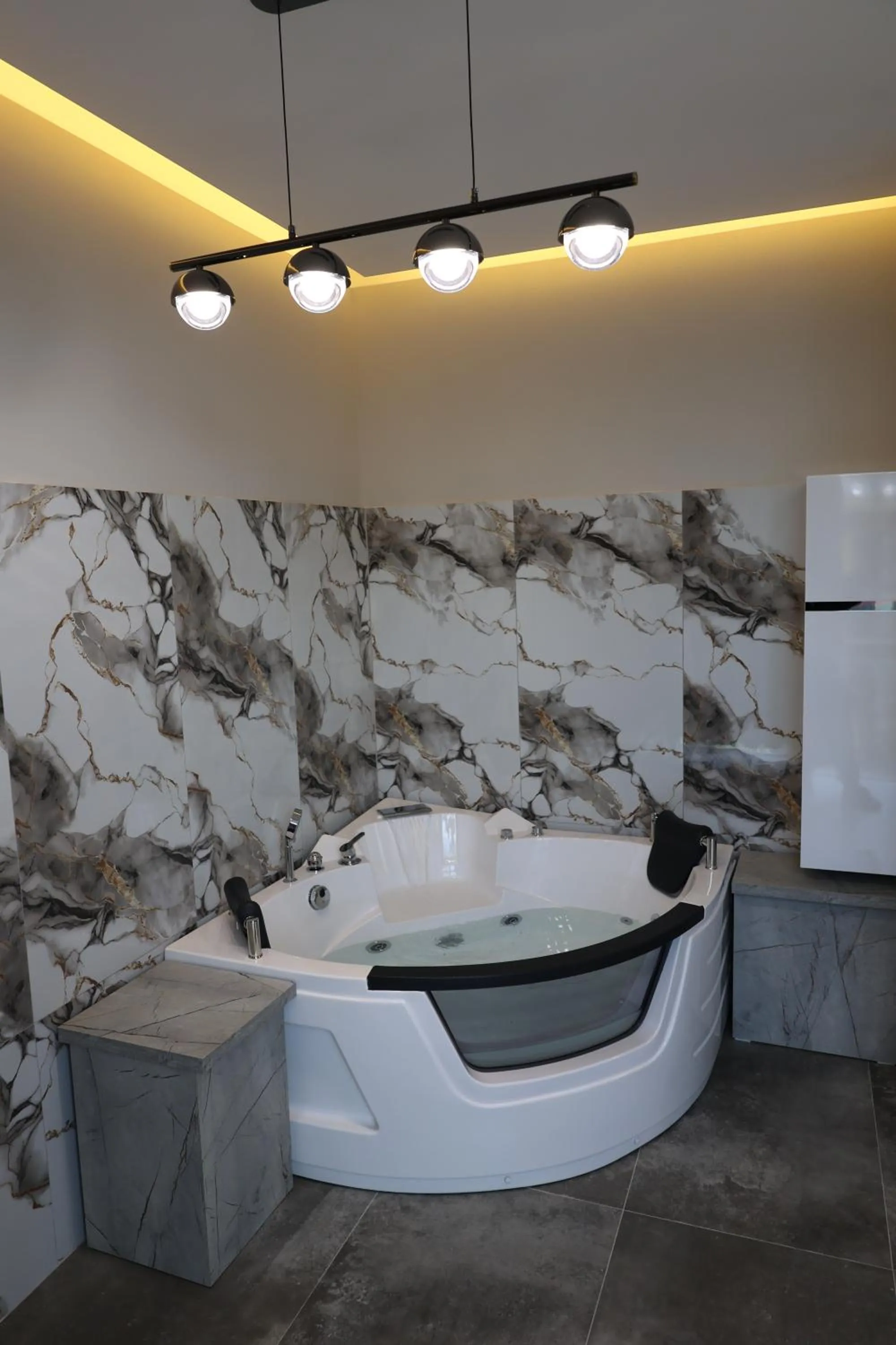 Hot Tub in London Restaurant Hotel