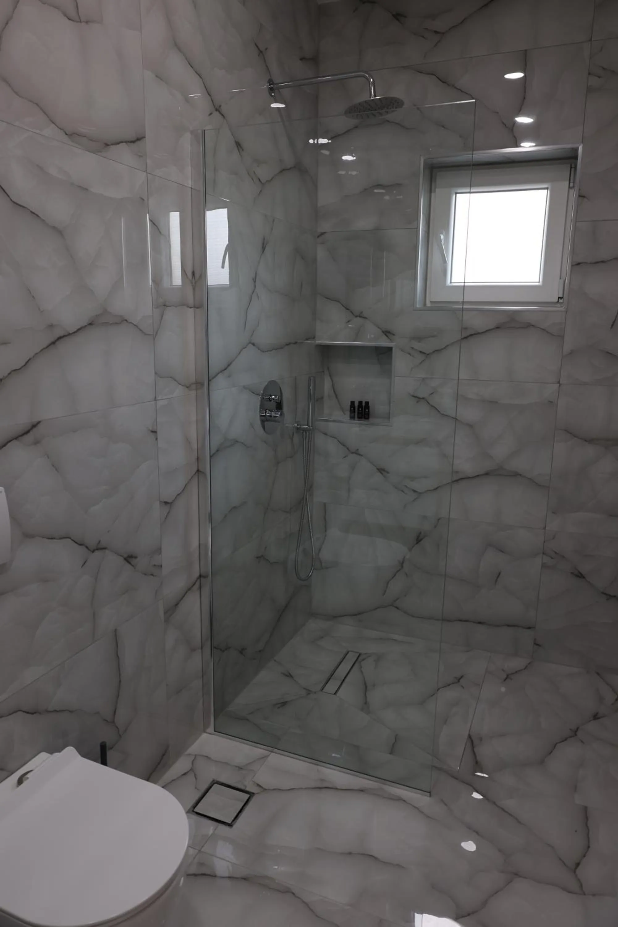 Shower in London Restaurant Hotel