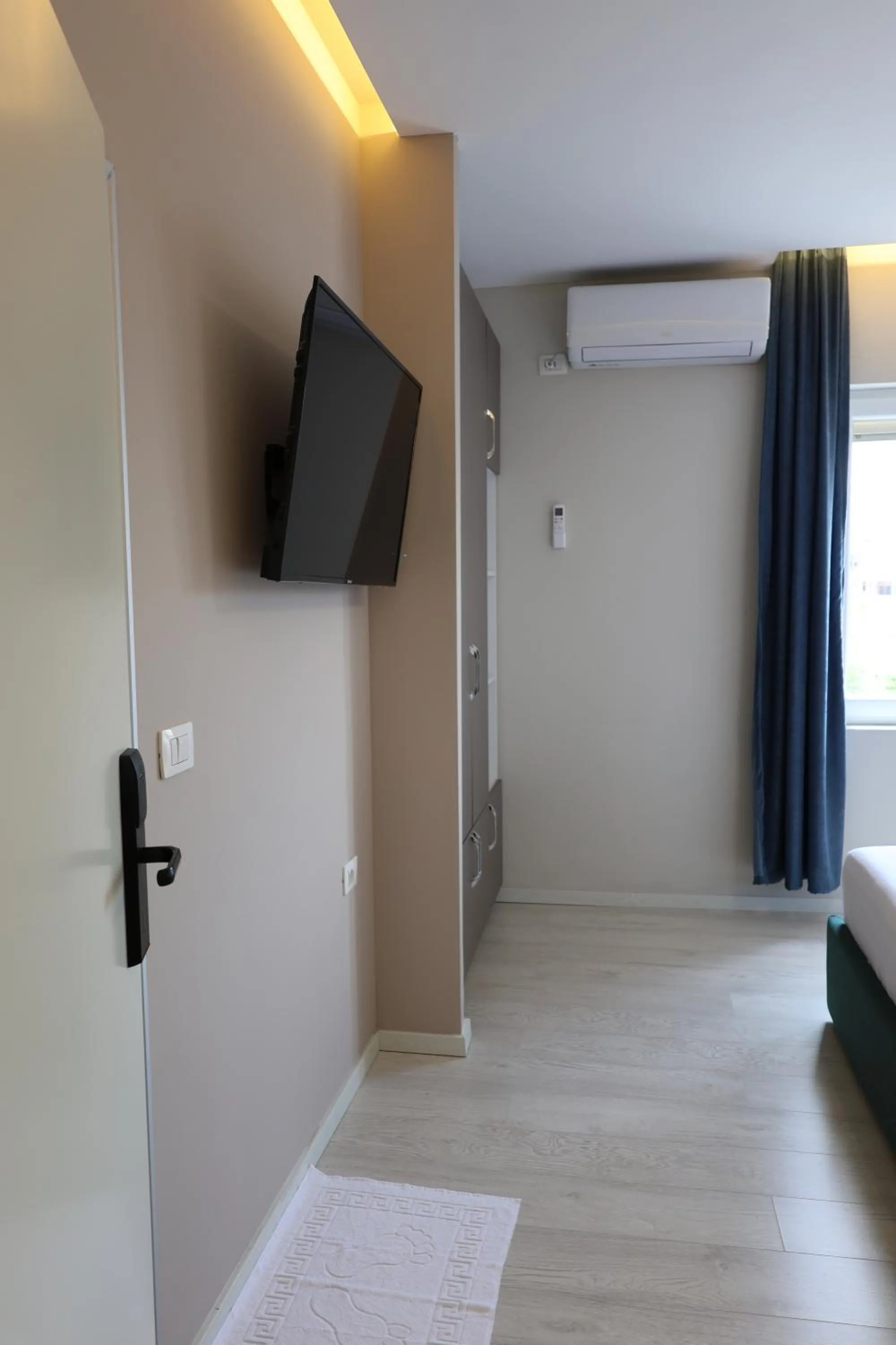 Quiet street view, Bed in London Restaurant Hotel