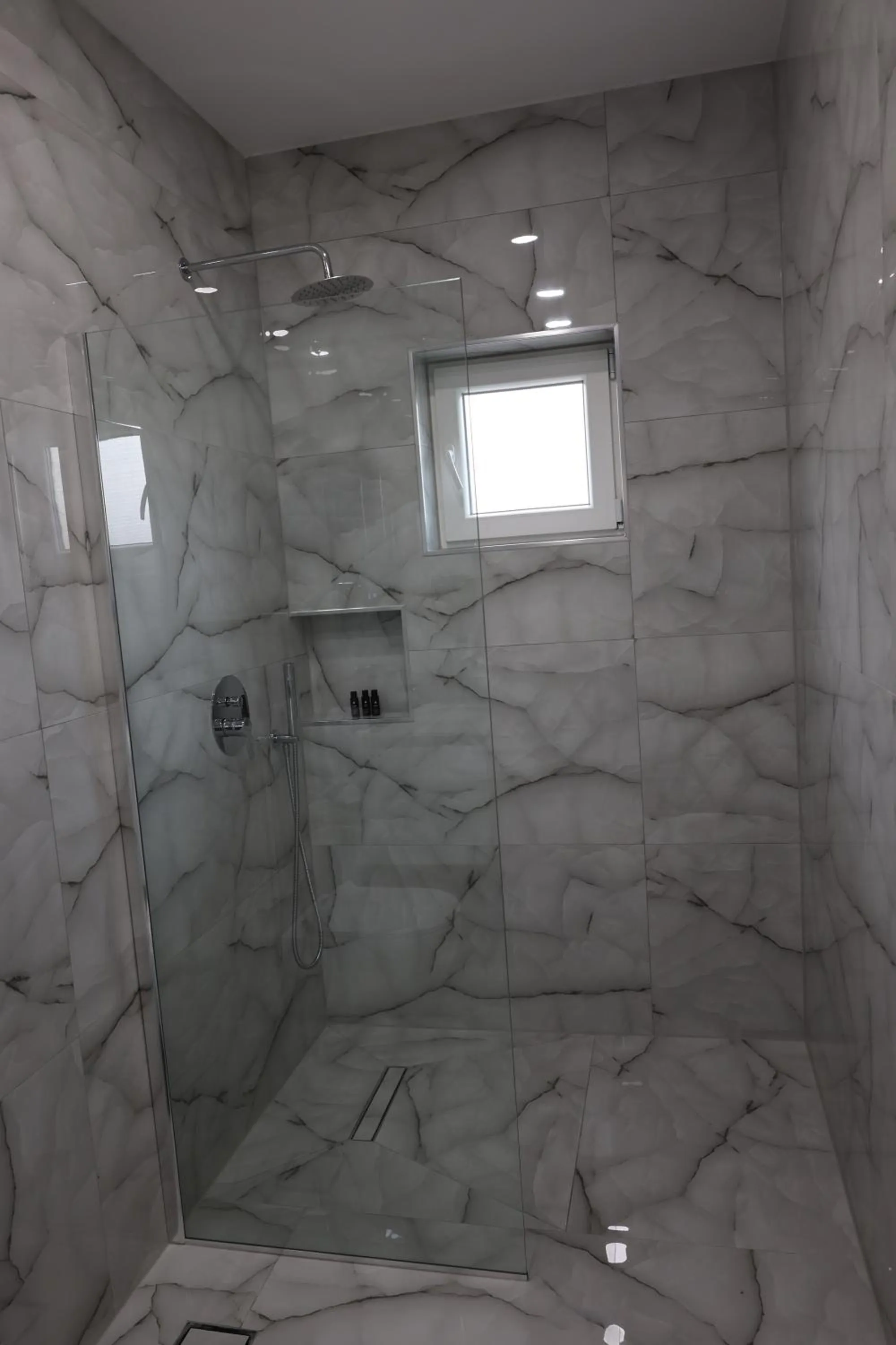 Shower in London Restaurant Hotel