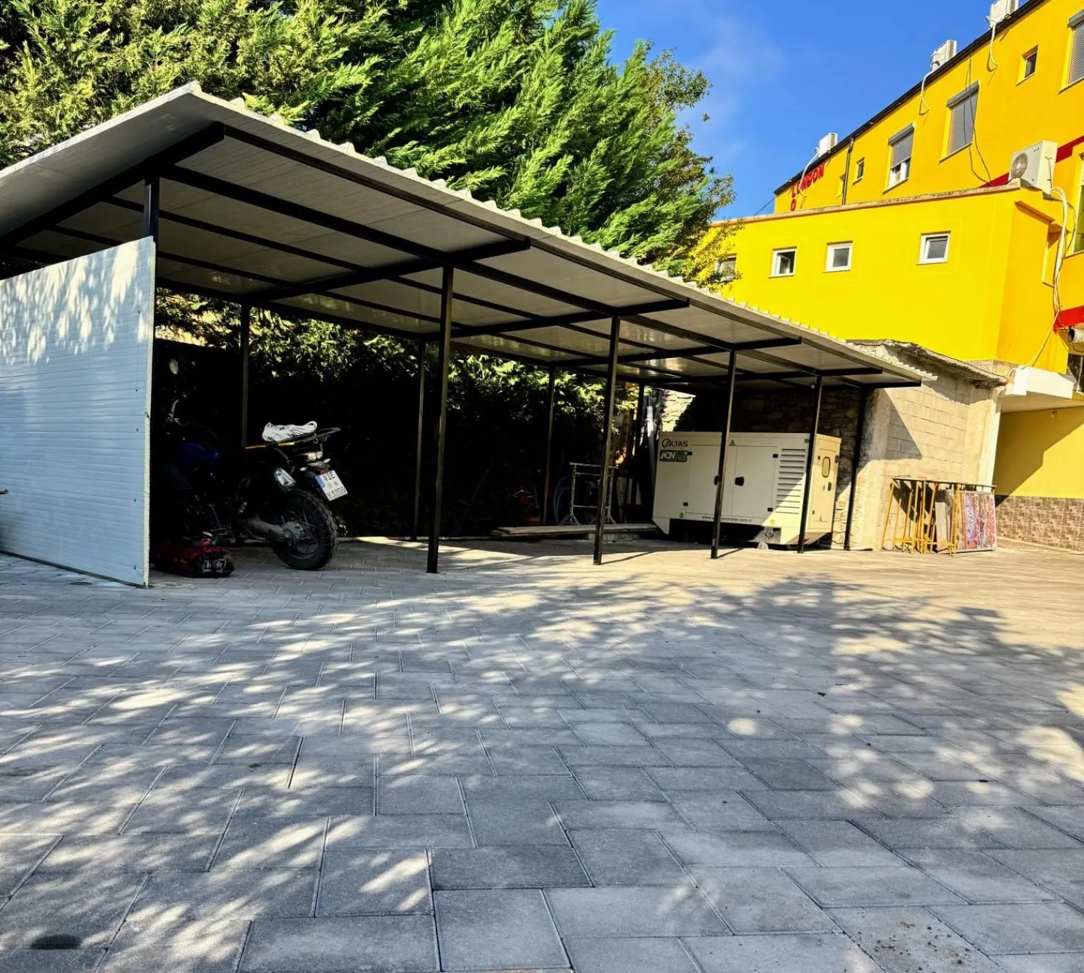 Property building in London Restaurant Hotel