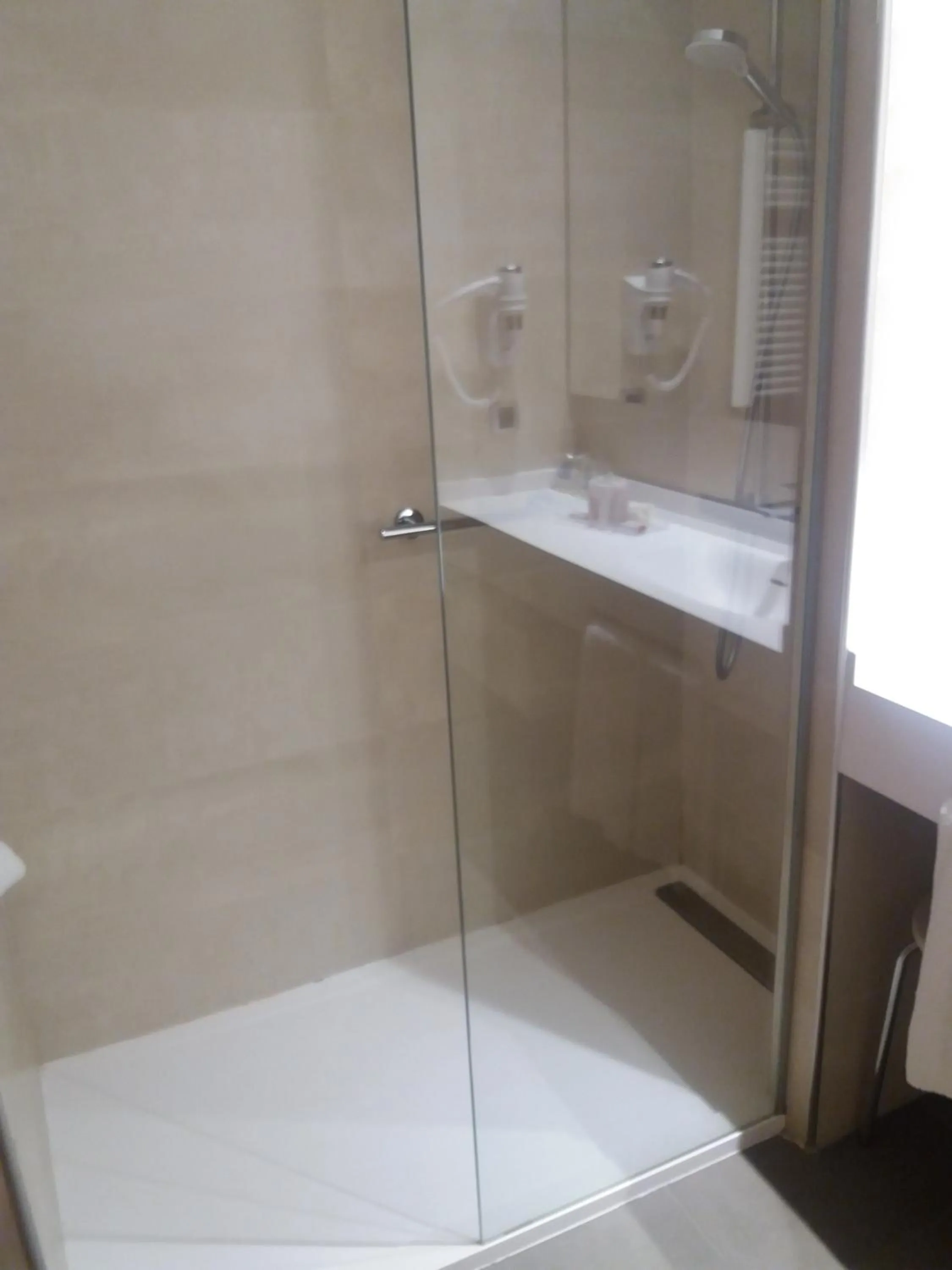 Shower in Hotel Balneario Valle del Jerte