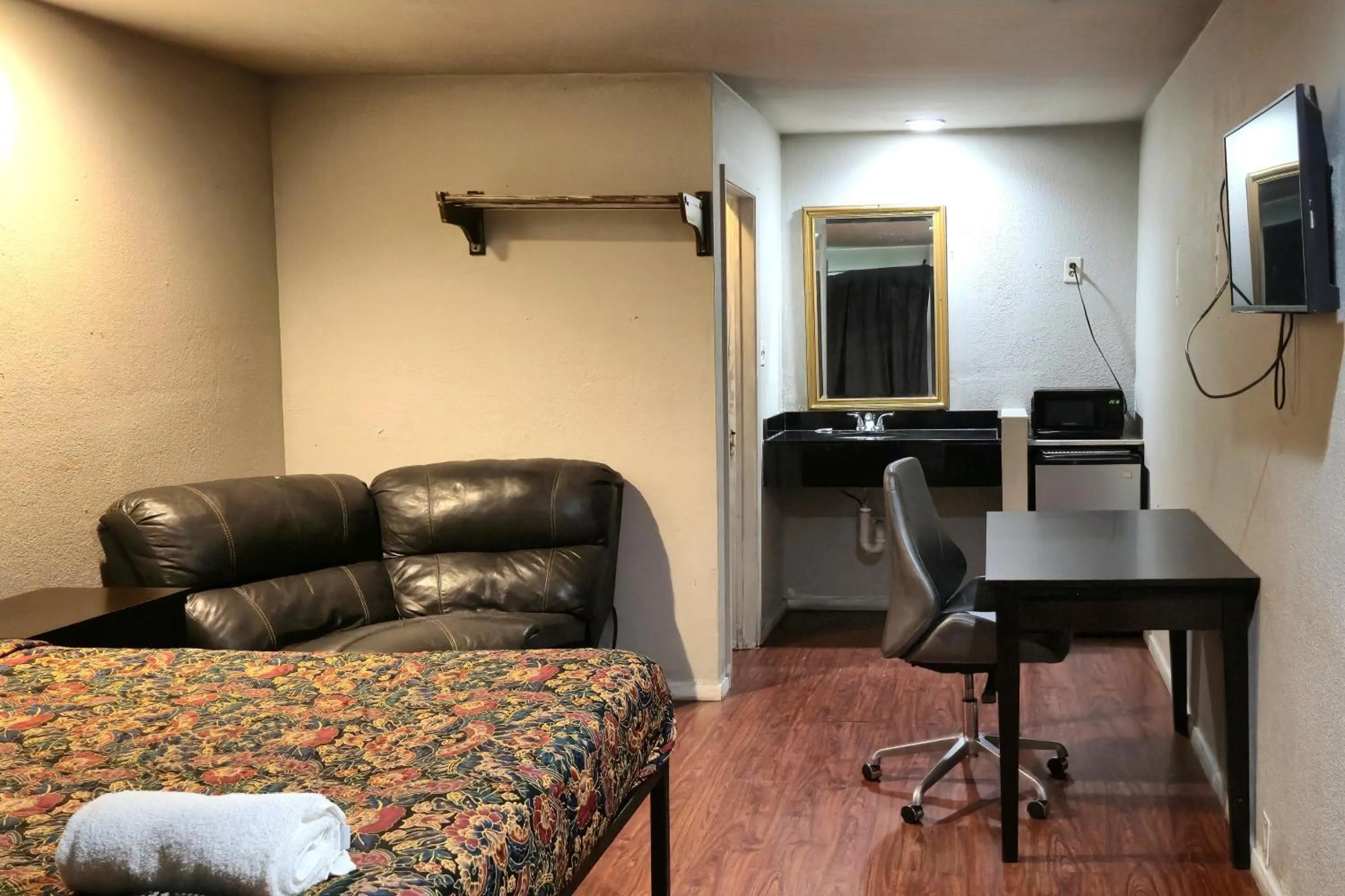 Bedroom in Deluxe Inn Motel By OYO Grand Prairie Interstate 30