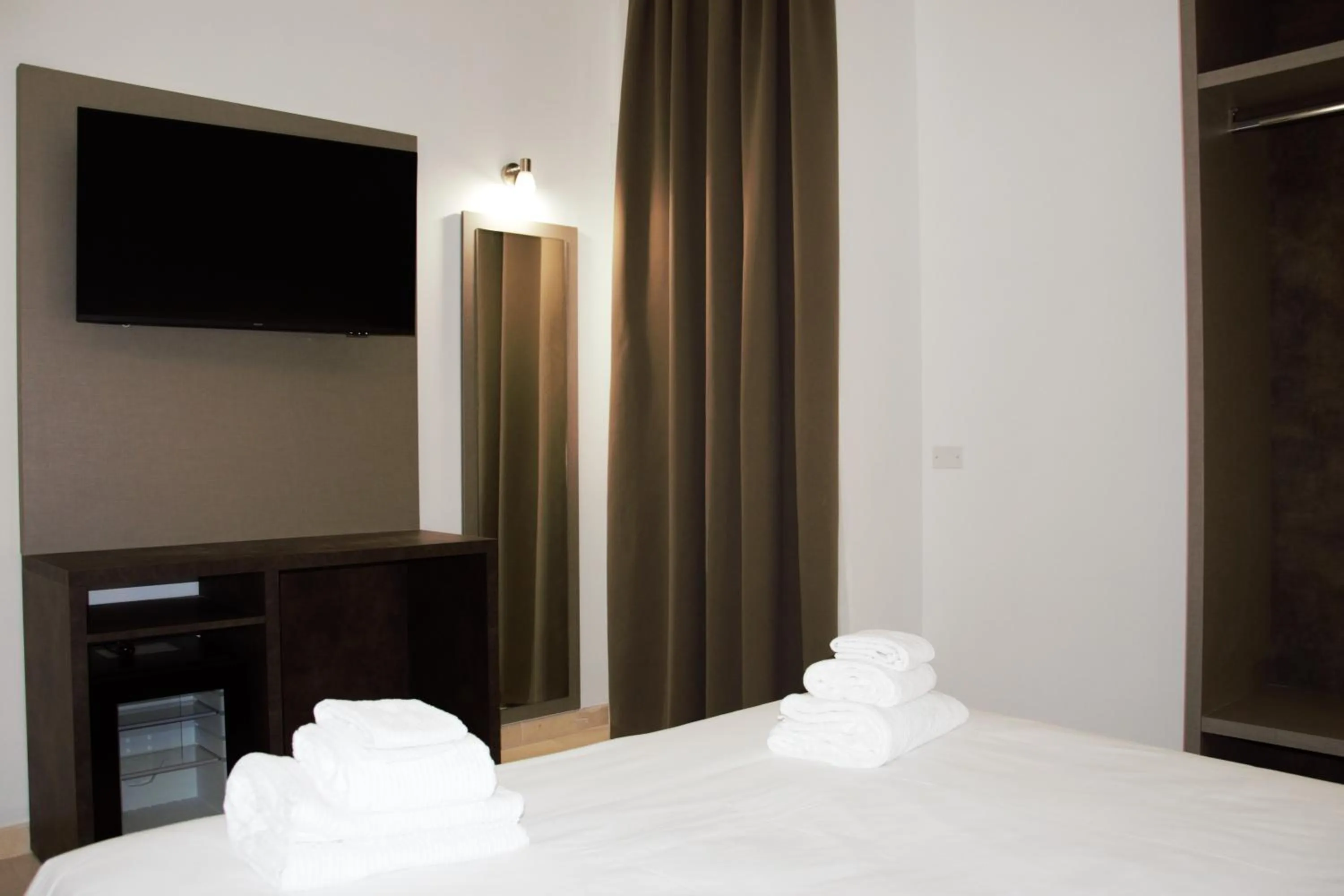 Bed in Domus Dea Roma by Trinità