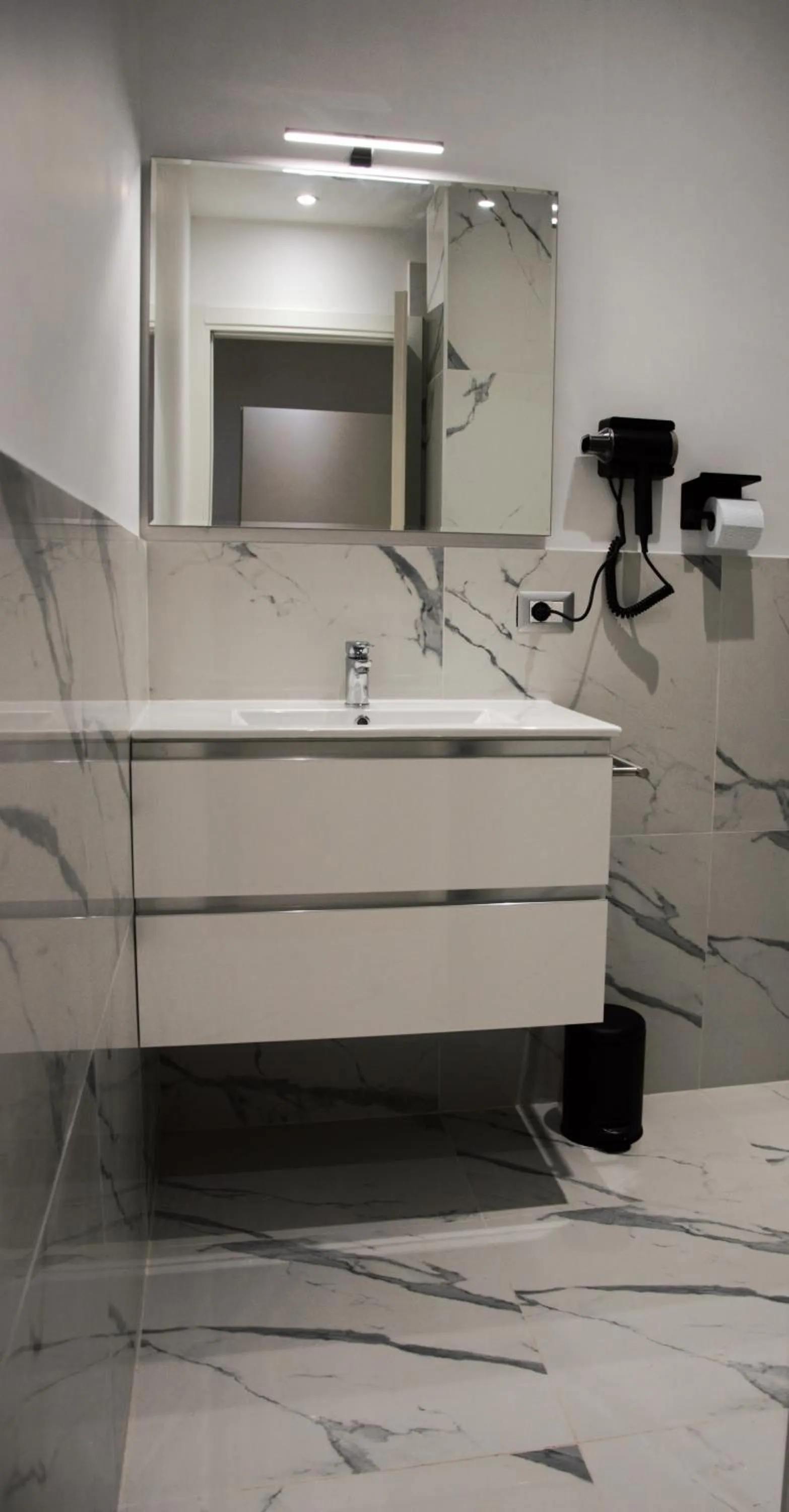 Bathroom in Domus Dea Roma by Trinità