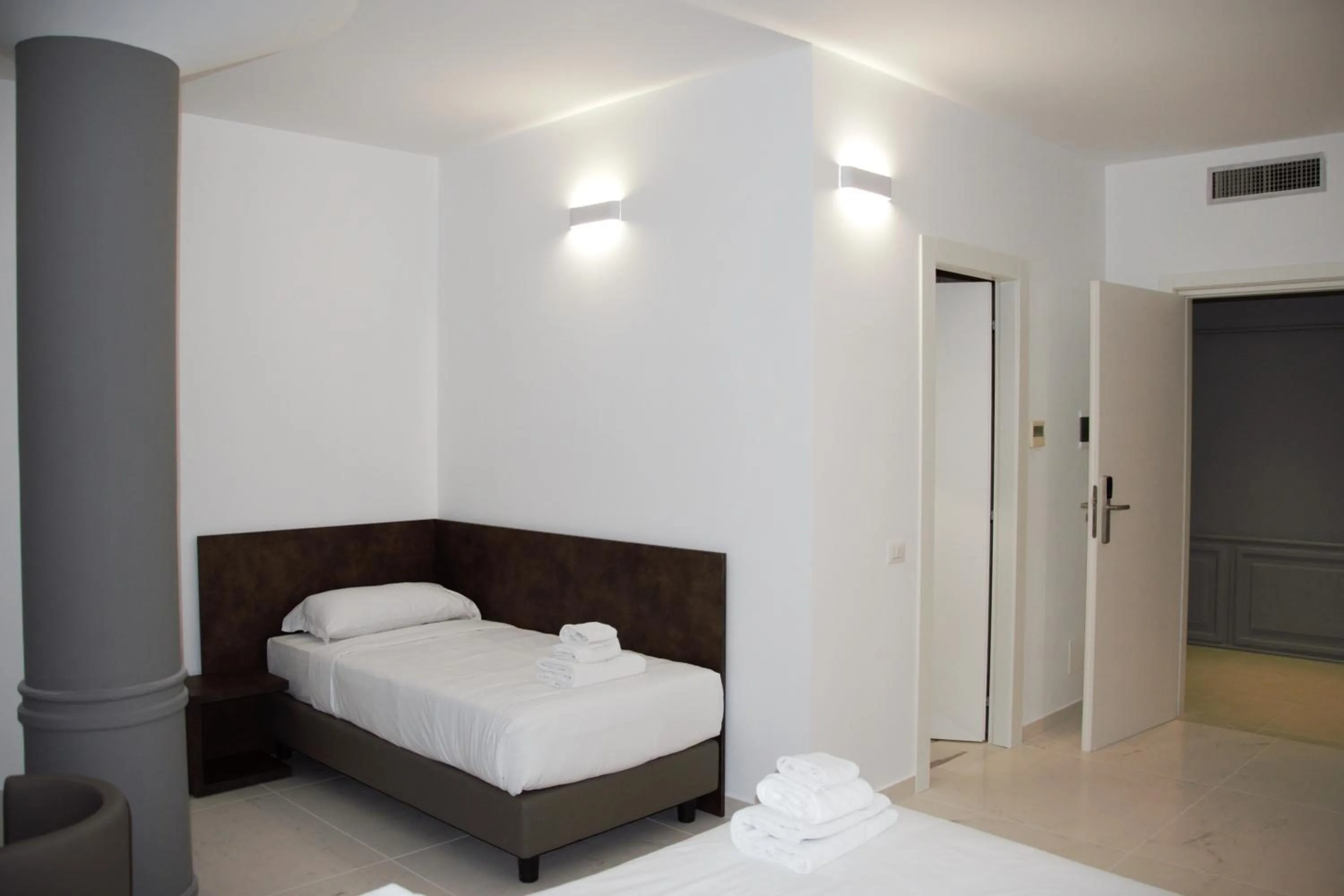 Bed in Domus Dea Roma by Trinità